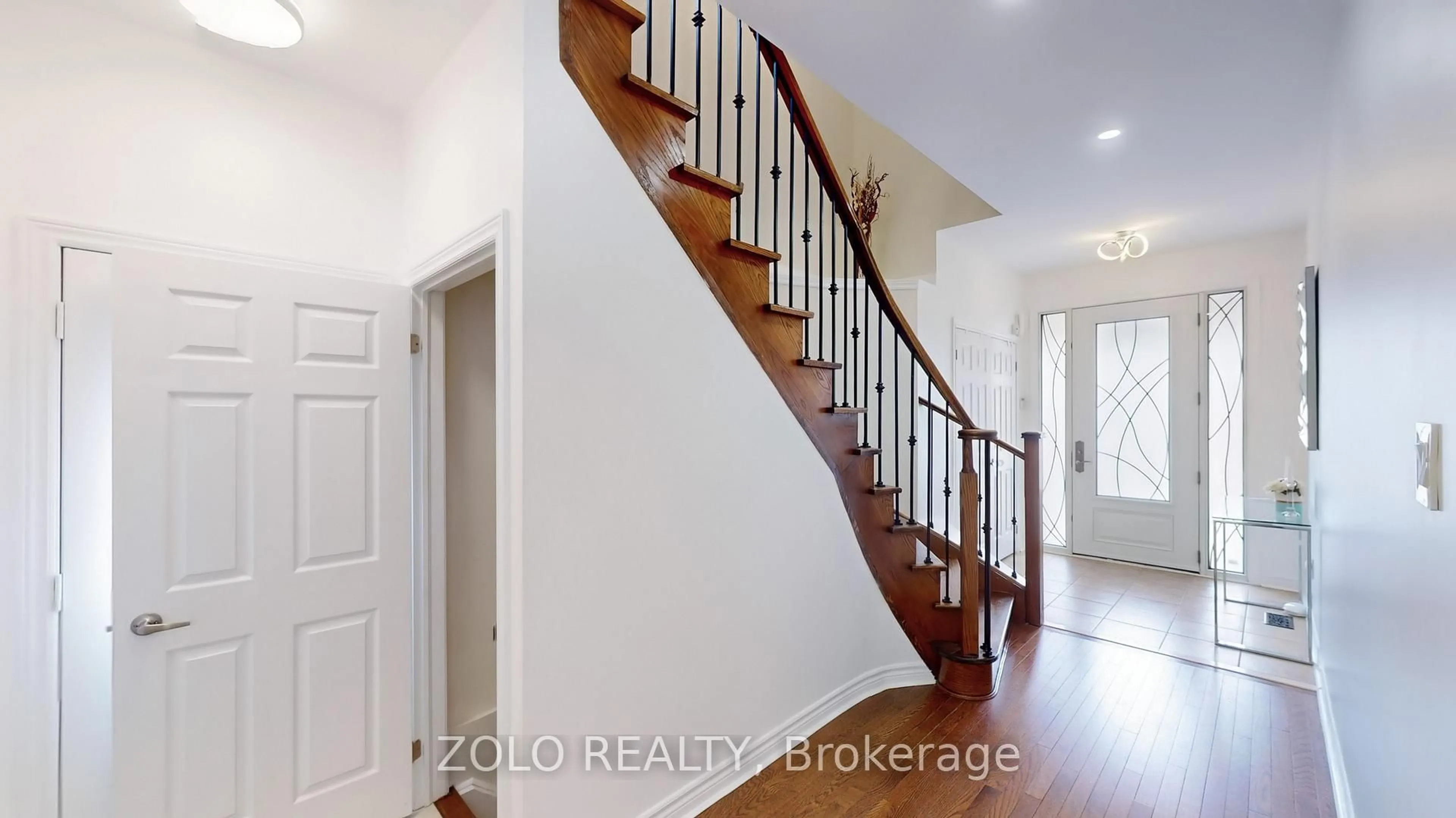 Indoor entryway for 49 Collin Crt, Richmond Hill Ontario L4E 0X6