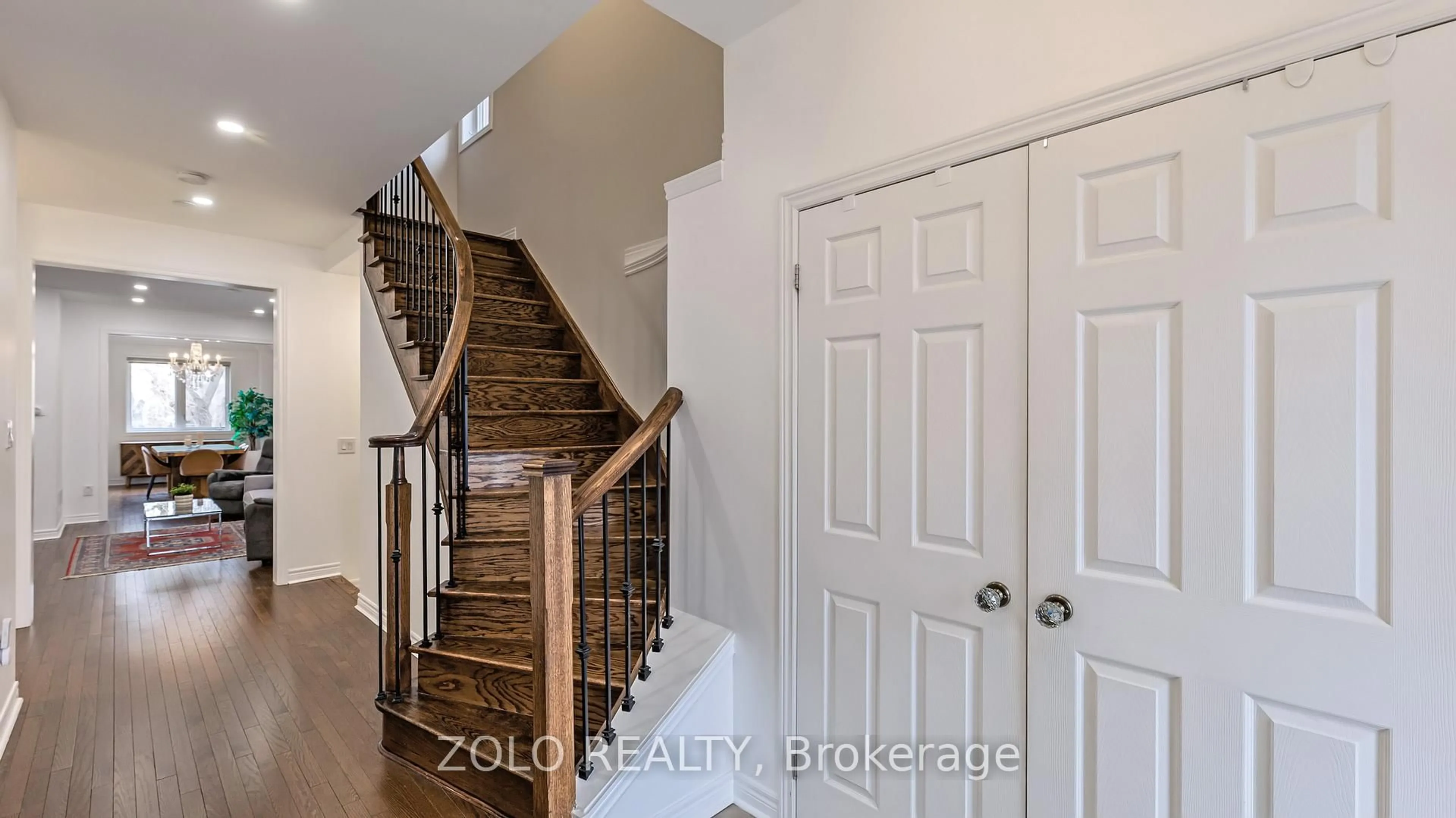 Indoor entryway for 49 Collin Crt, Richmond Hill Ontario L4E 0X6