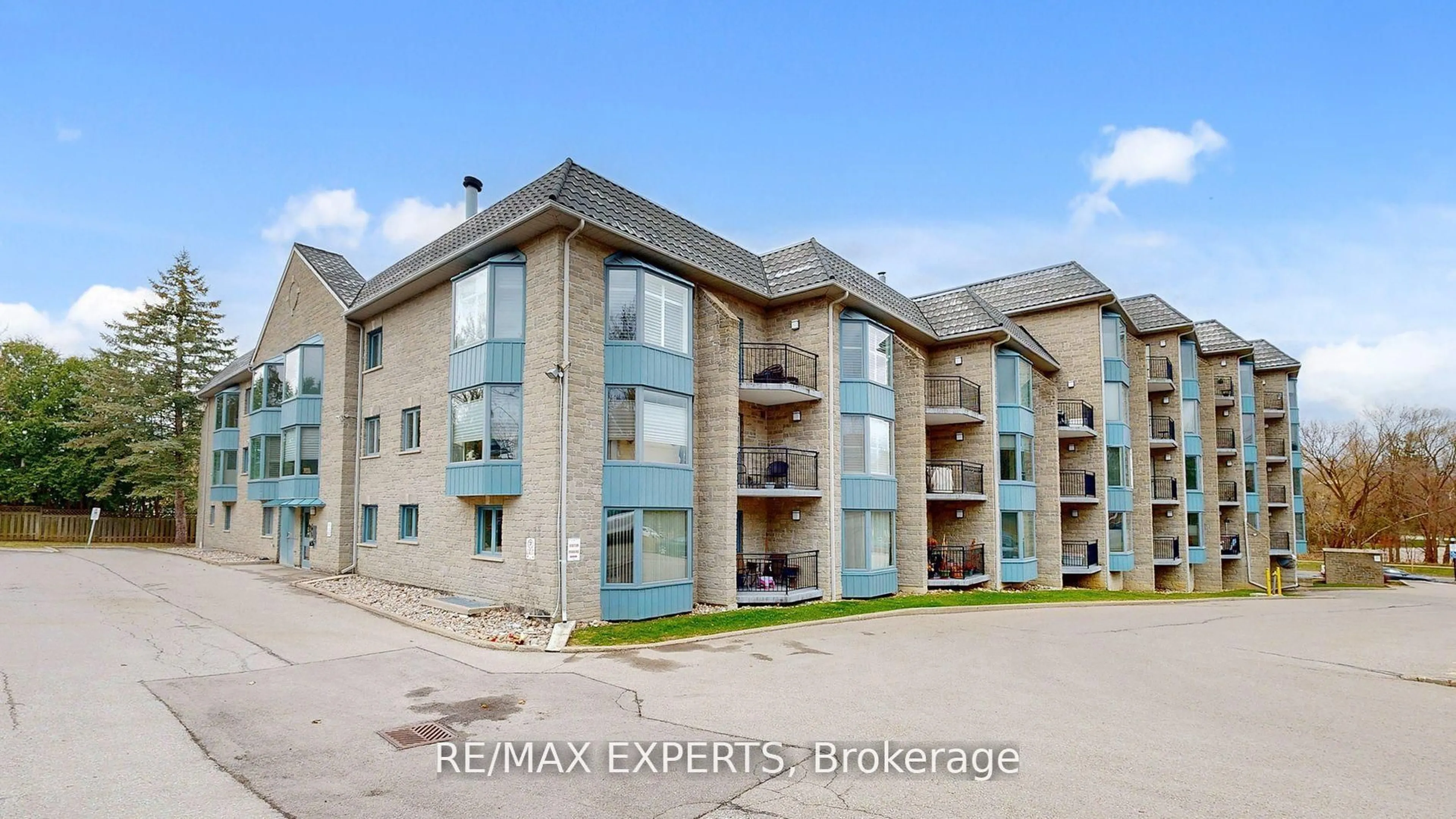 A pic from outside/outdoor area/front of a property/back of a property/a pic from drone, building for 85 Wellington St #211, Aurora Ontario L4G 2P2