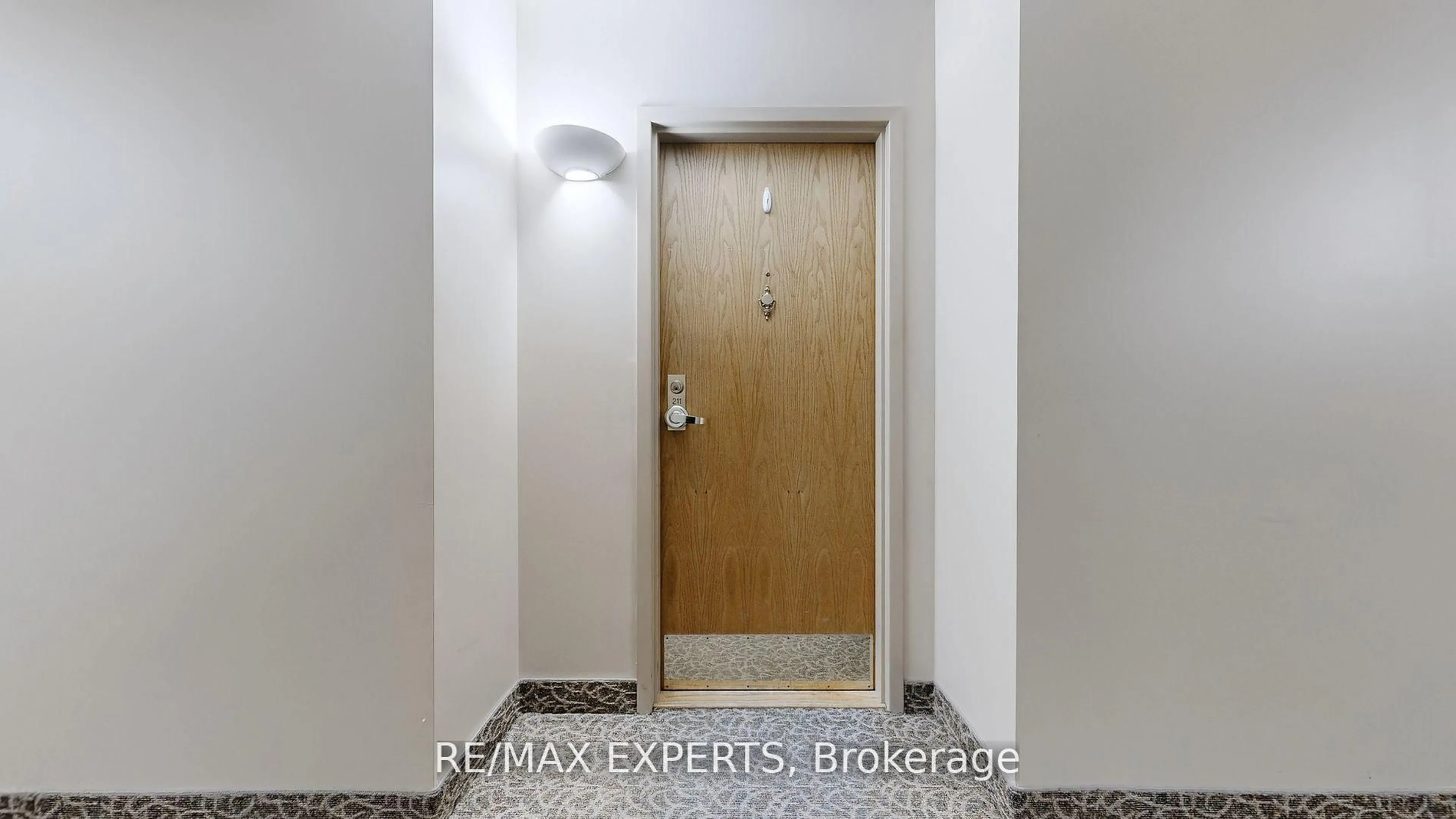 Indoor foyer for 85 Wellington St #211, Aurora Ontario L4G 2P2