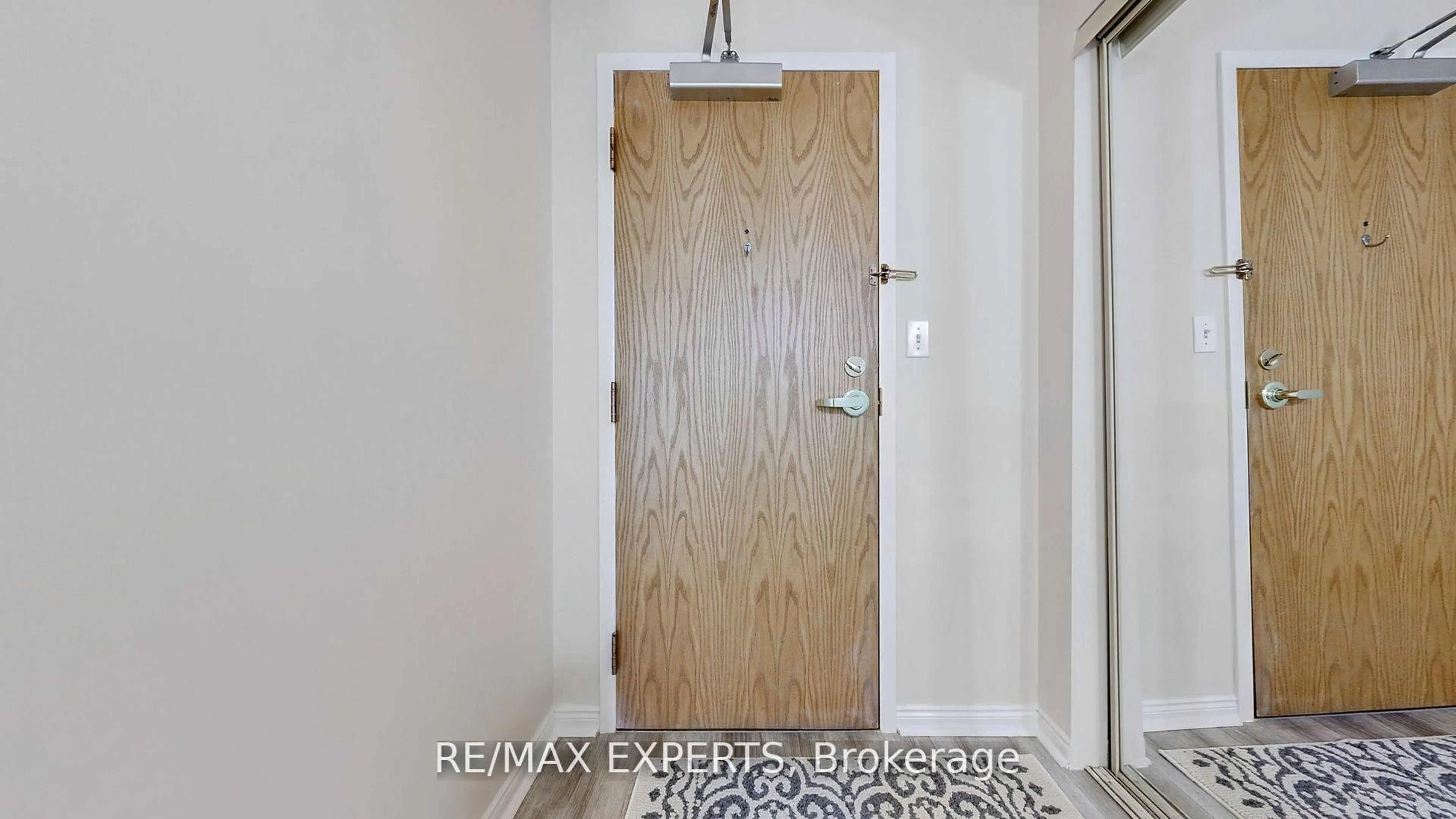 Indoor entryway for 85 Wellington St #211, Aurora Ontario L4G 2P2