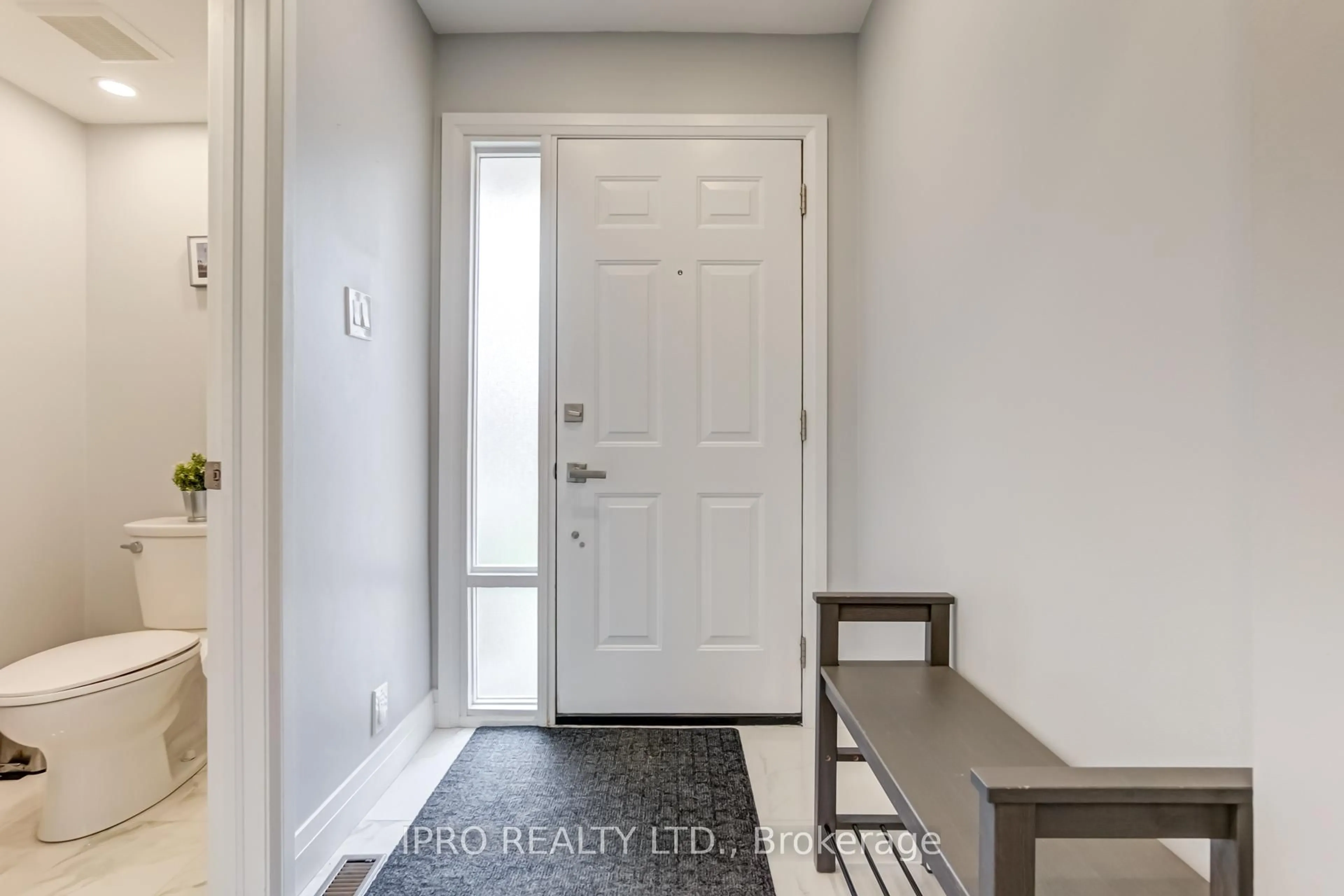 Indoor entryway for 260 Avenue Rd #20, Richmond Hill Ontario L4C 5G6