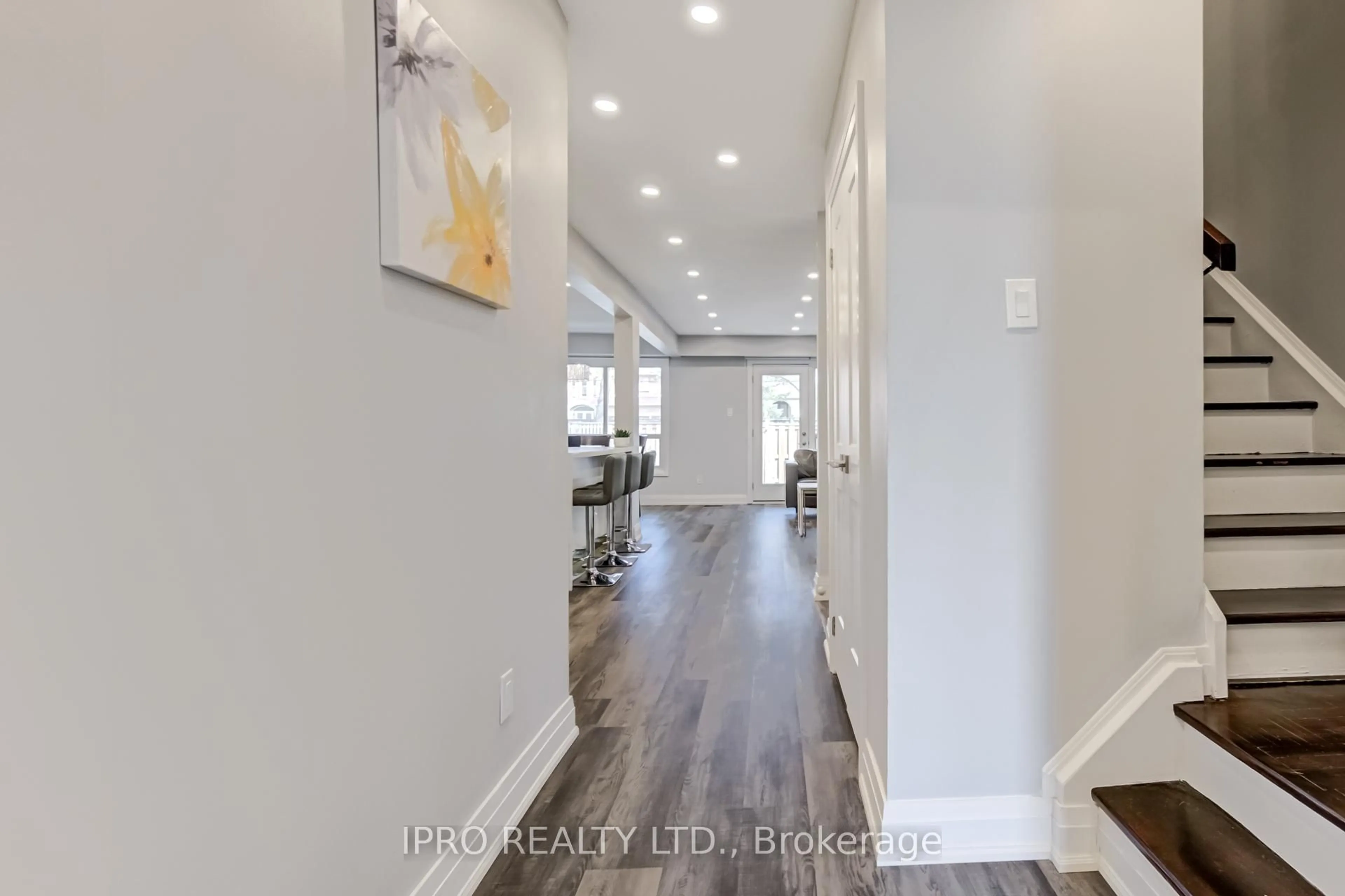 Indoor entryway for 260 Avenue Rd #20, Richmond Hill Ontario L4C 5G6