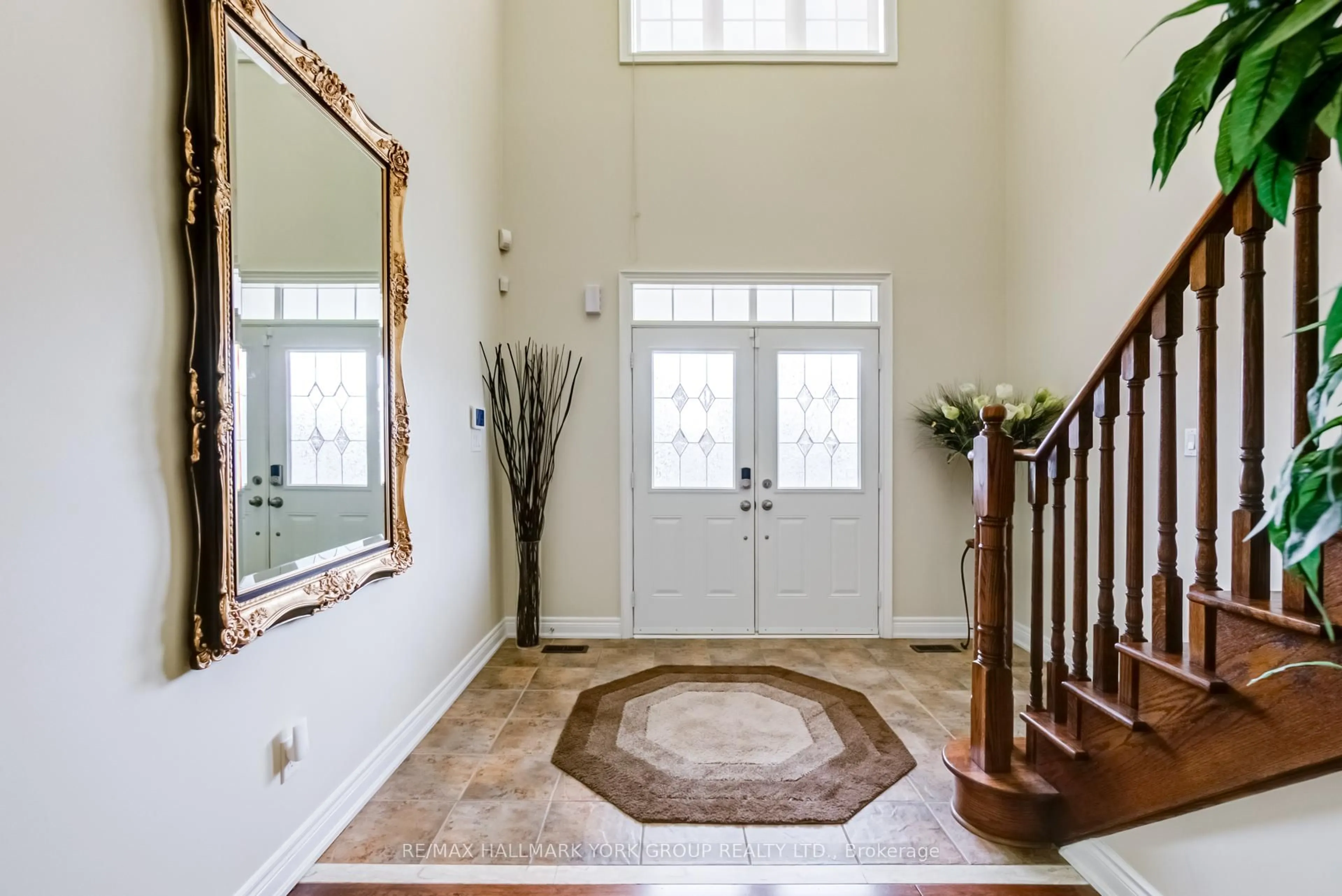 Indoor entryway for 95 Chelsea Cres, Bradford West Gwillimbury Ontario L3Z 0J7