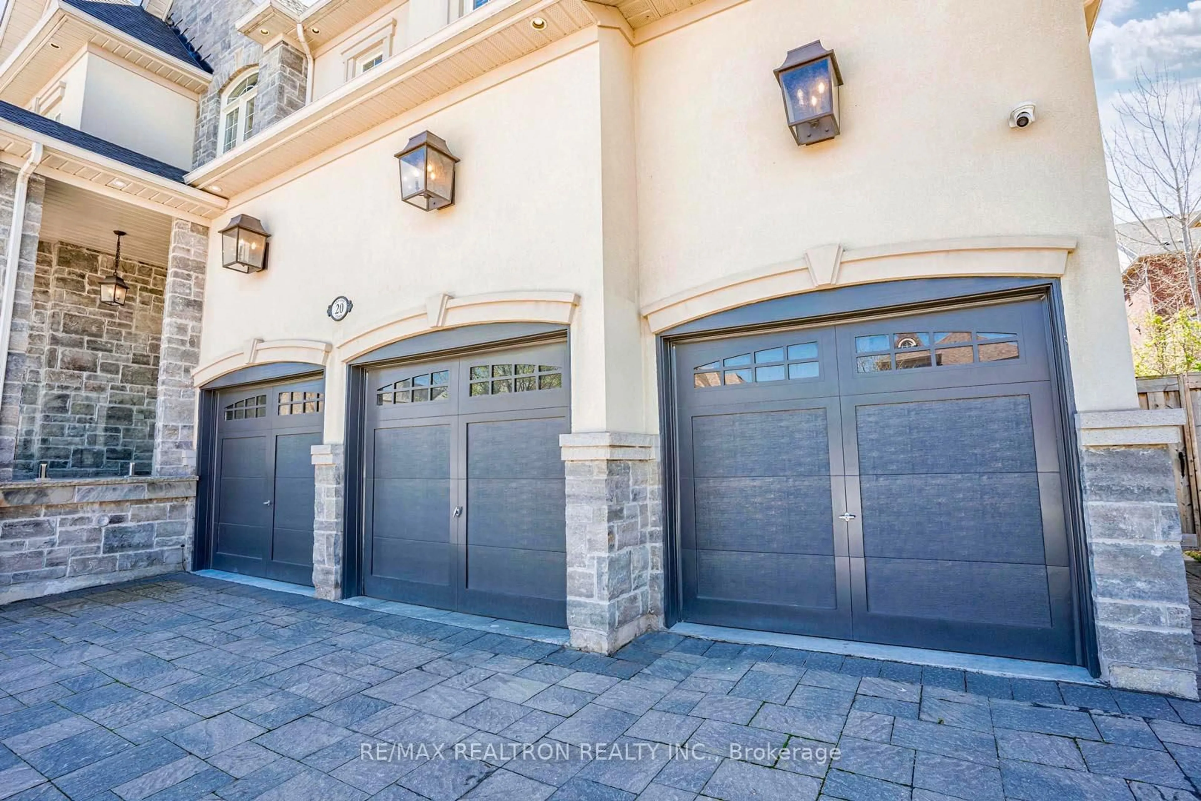 Indoor garage for 20 Skyline Tr, King Ontario L7B 0A1