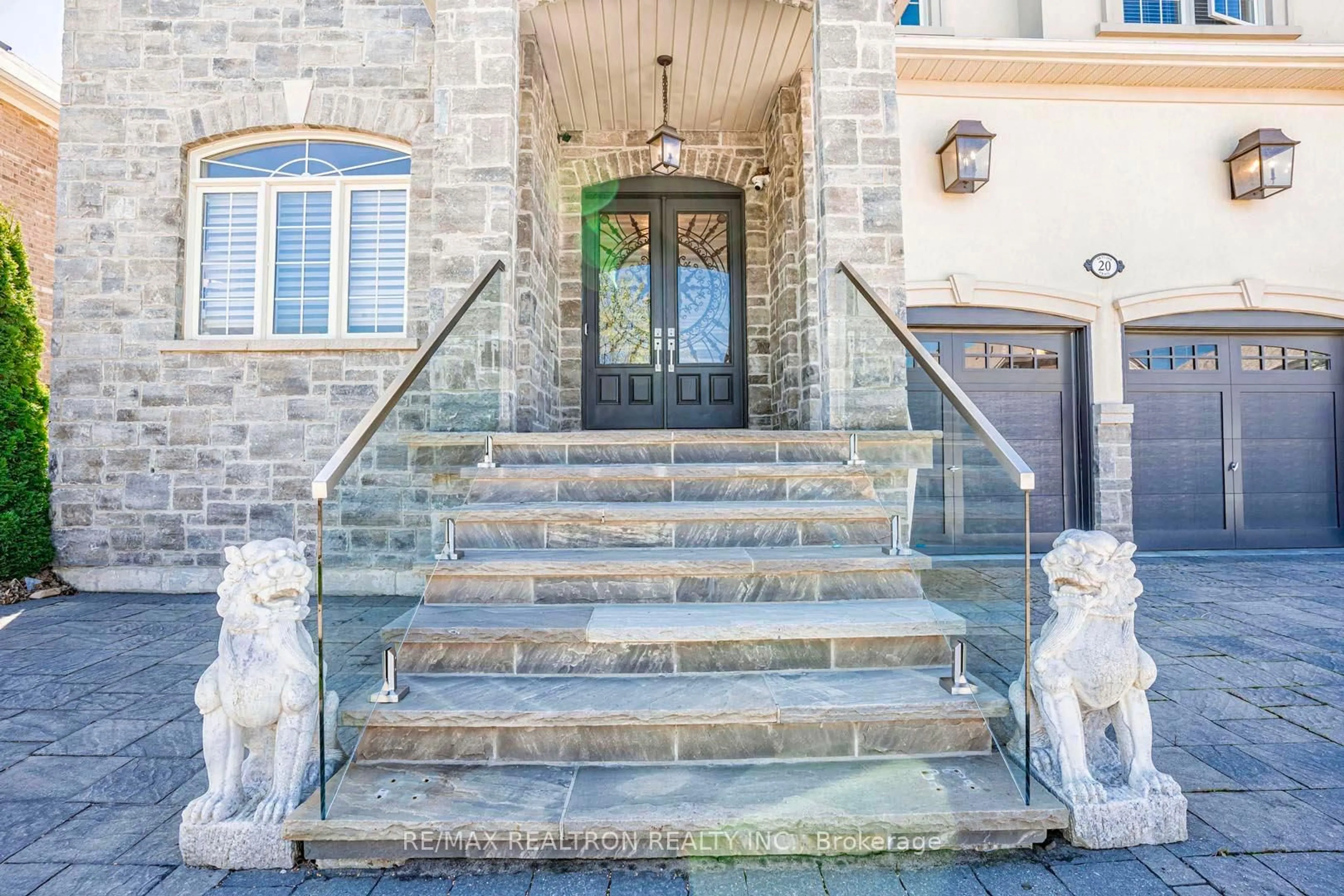 Stairs for 20 Skyline Tr, King Ontario L7B 0A1