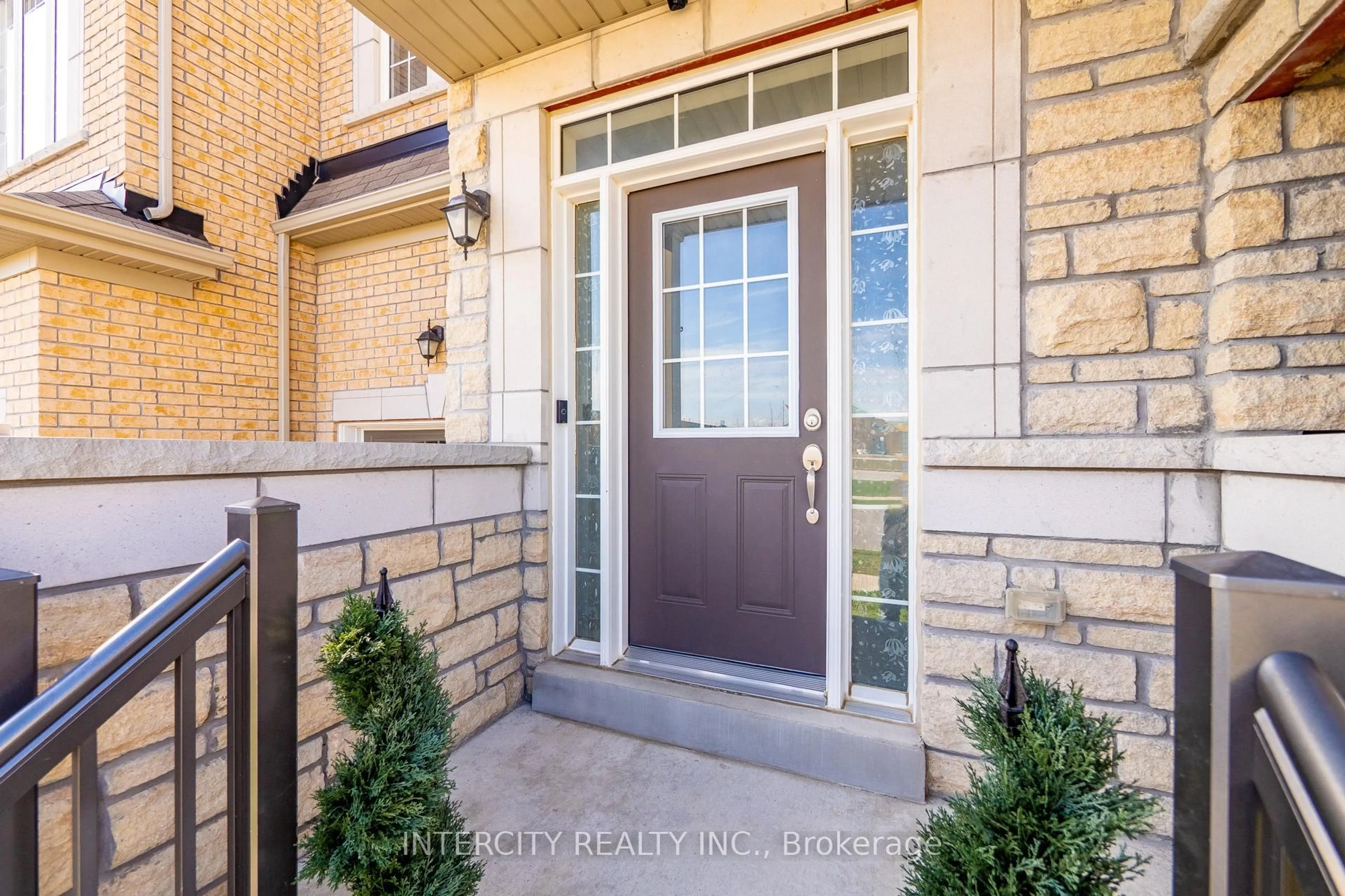 Indoor entryway for 24 Veterans St, Bradford West Gwillimbury Ontario L3Z 4L3