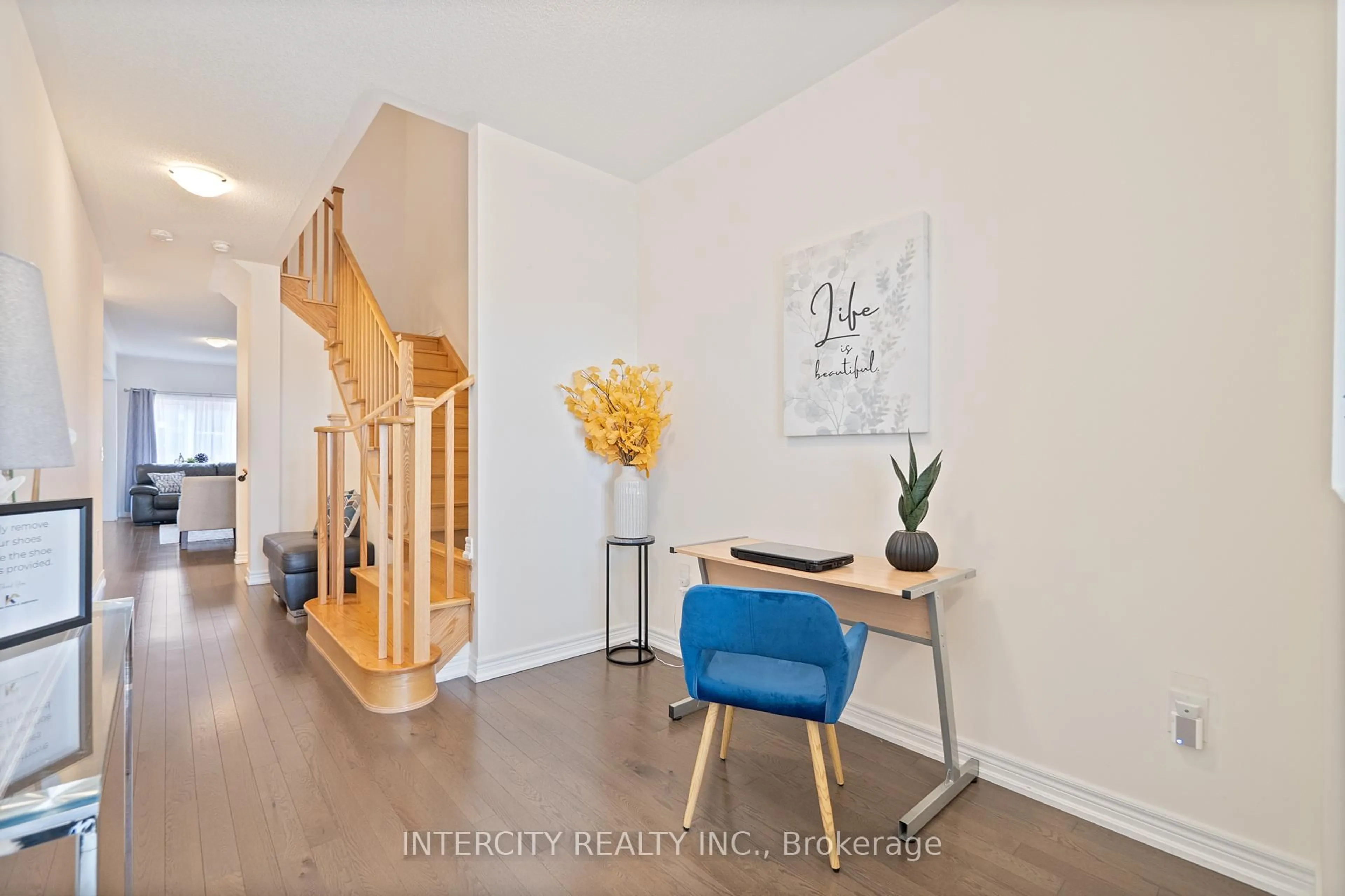 Indoor entryway for 24 Veterans St, Bradford West Gwillimbury Ontario L3Z 4L3