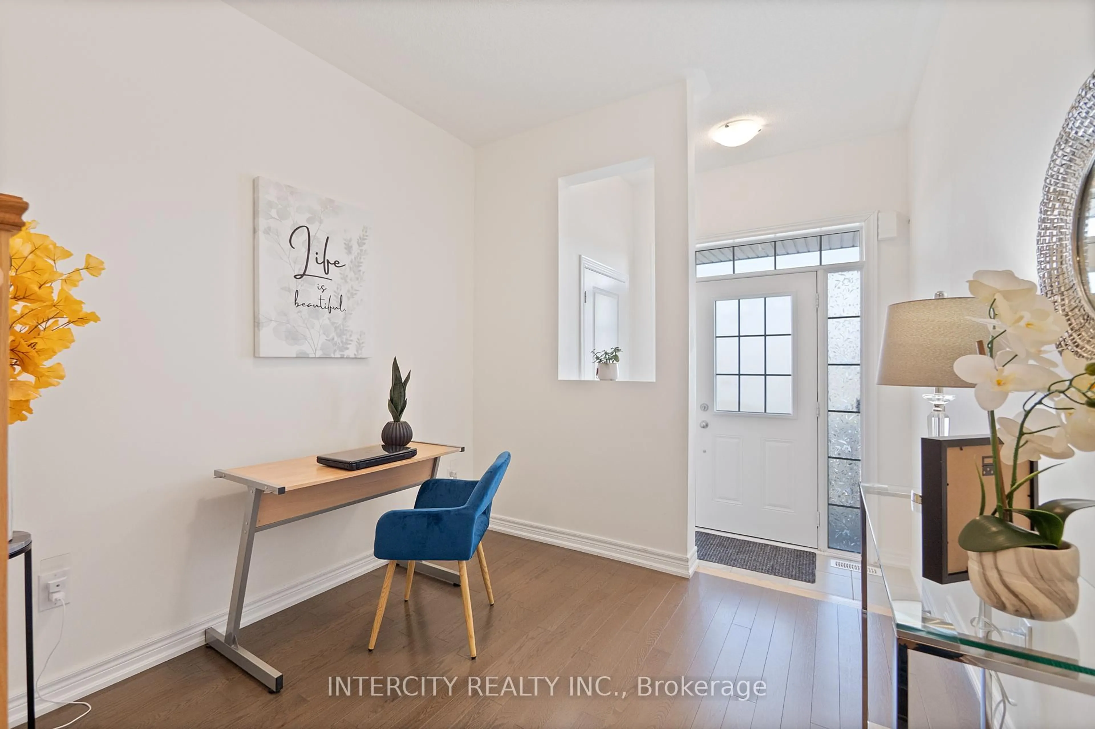 Indoor entryway for 24 Veterans St, Bradford West Gwillimbury Ontario L3Z 4L3