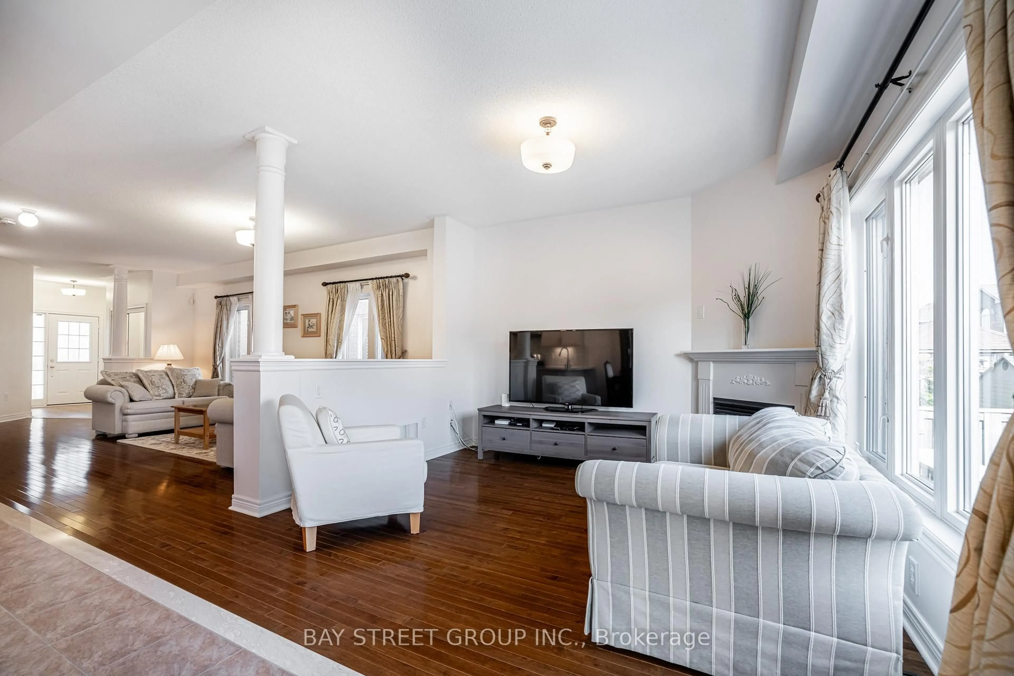 Living room with furniture, unknown for 27 Primont Dr, Richmond Hill Ontario L4S 2V5