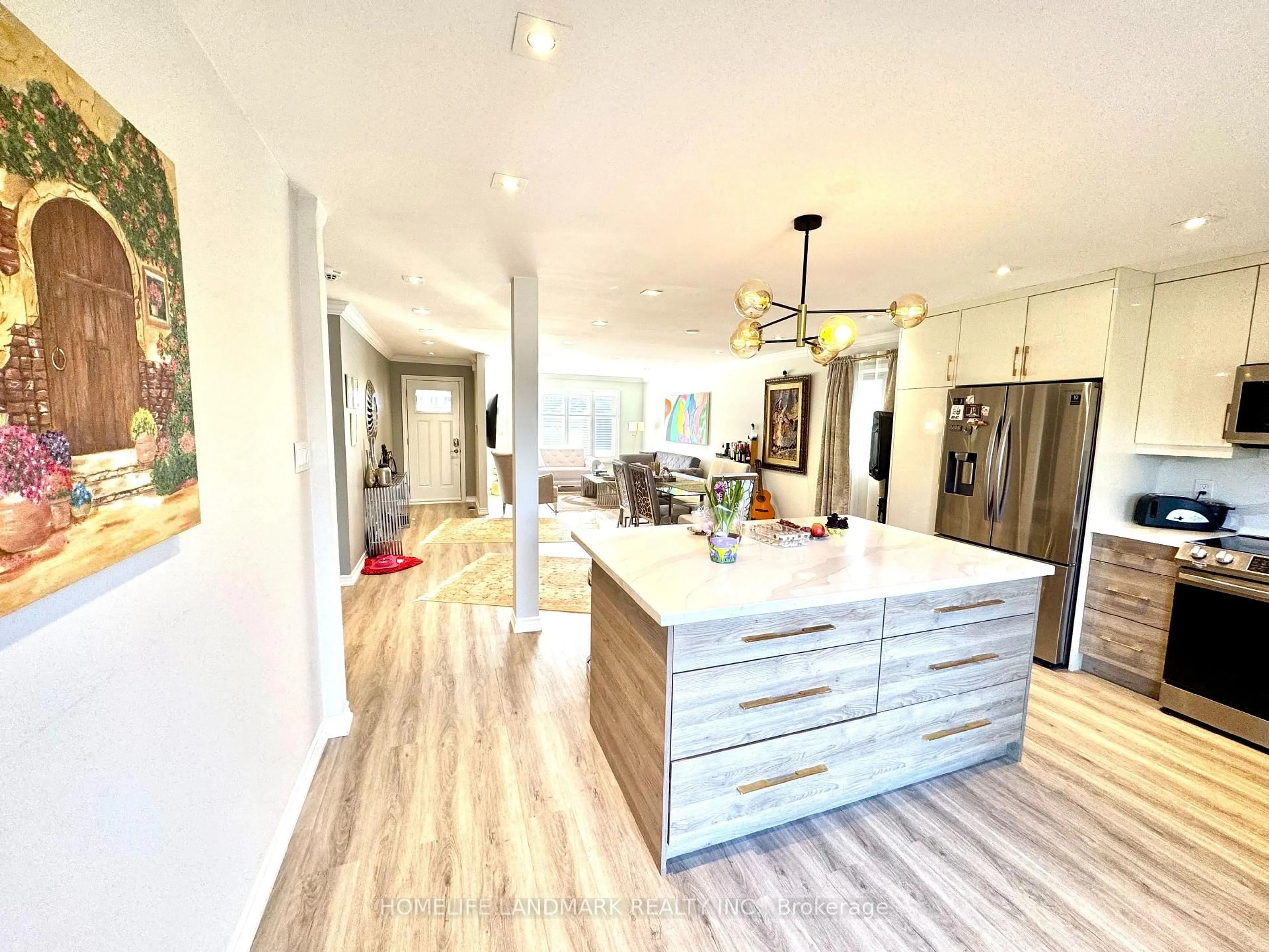 Open concept kitchen, wood/laminate floor for 915 Leslie Valley Dr, Newmarket Ontario L3Y 7G2