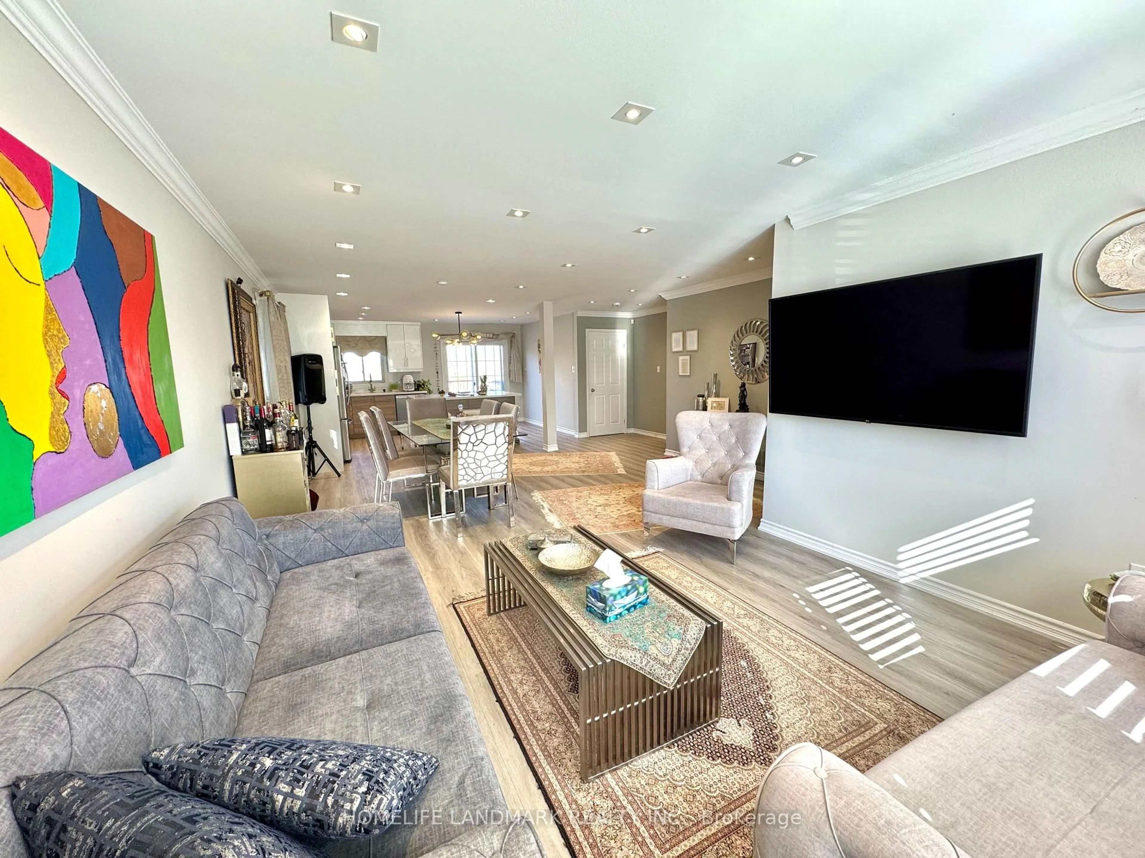 Living room with furniture, unknown for 915 Leslie Valley Dr, Newmarket Ontario L3Y 7G2