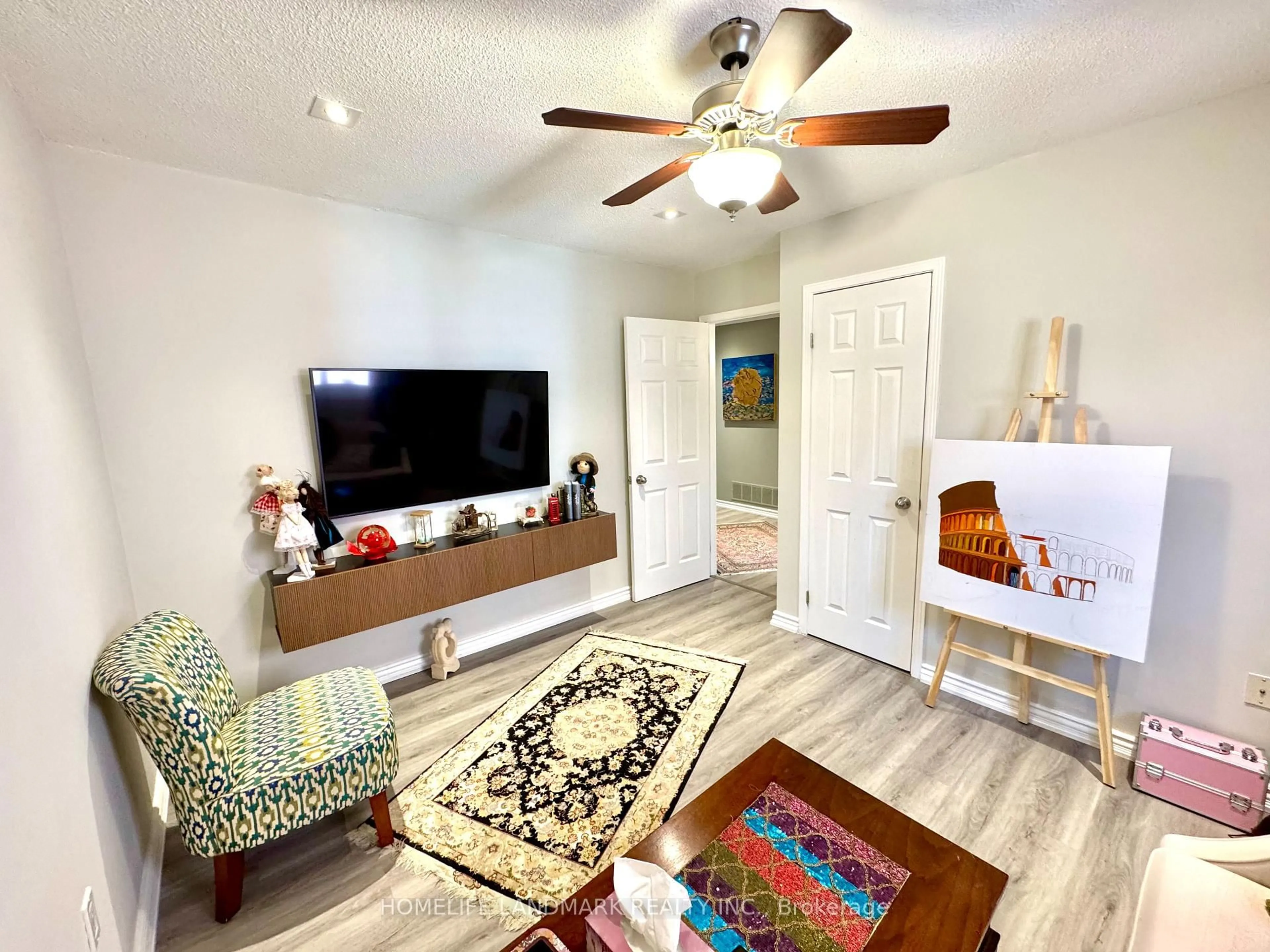 Living room with furniture, unknown for 915 Leslie Valley Dr, Newmarket Ontario L3Y 7G2