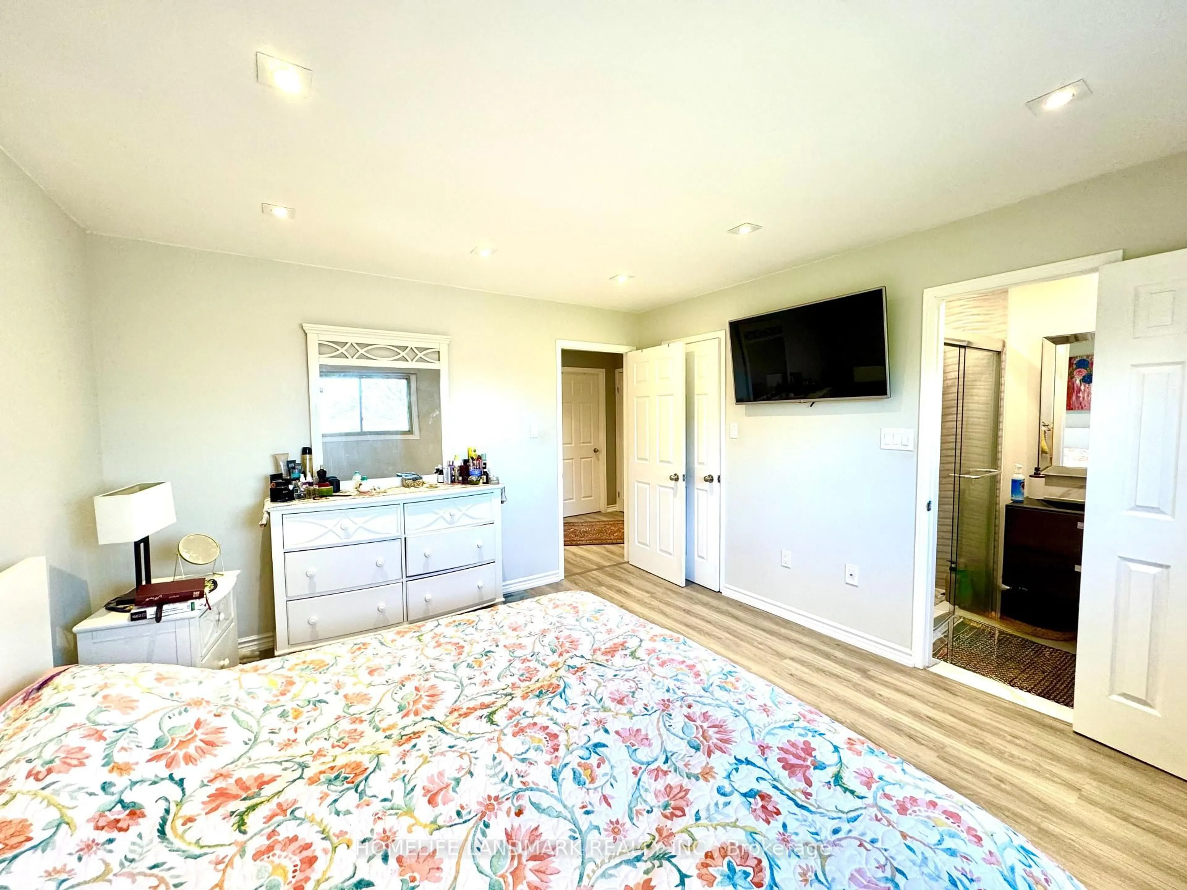 A pic of a room for 915 Leslie Valley Dr, Newmarket Ontario L3Y 7G2