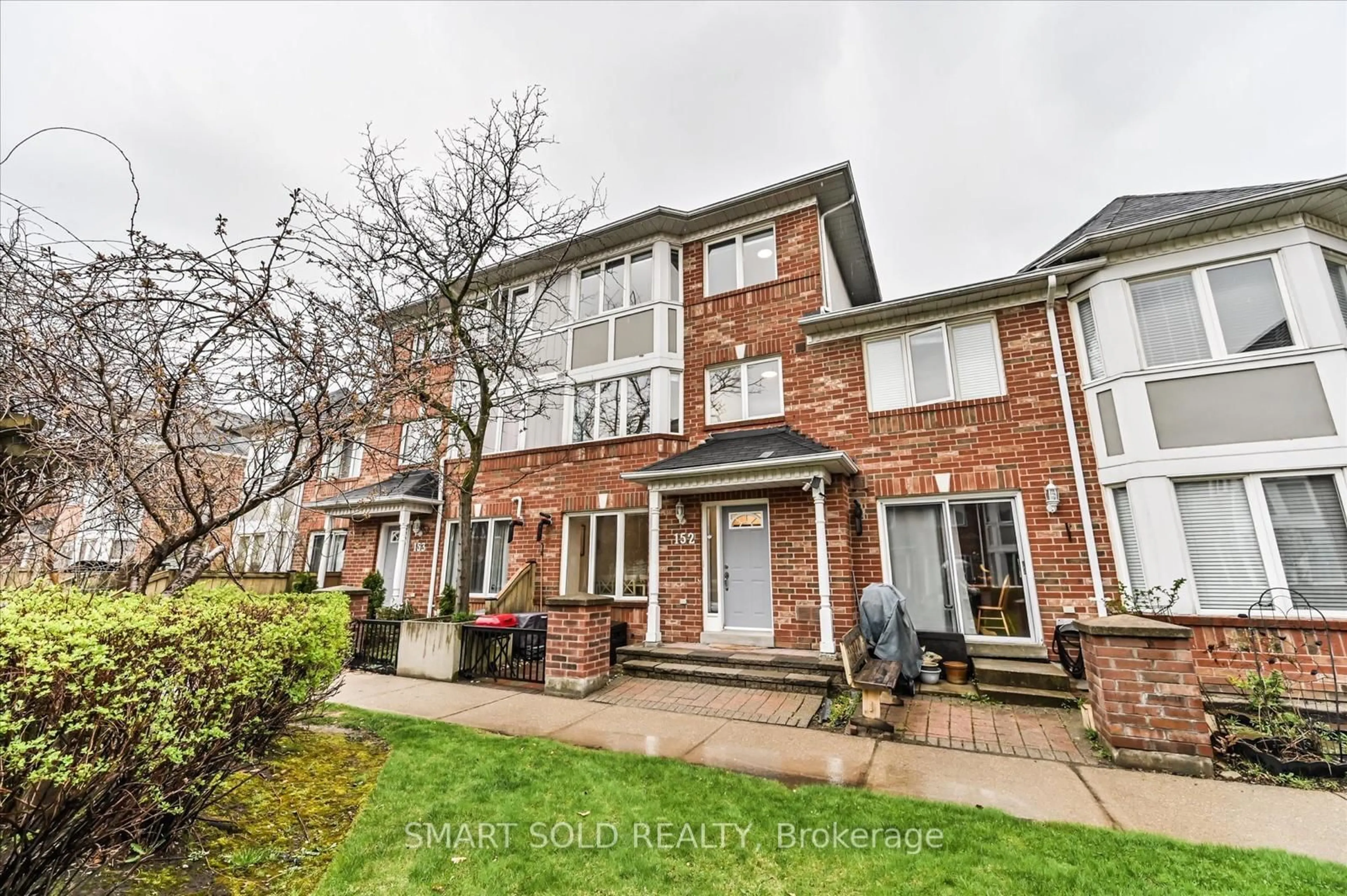 A pic from outside/outdoor area/front of a property/back of a property/a pic from drone, street for 18 Clark Ave #152, Vaughan Ontario L4J 8H1