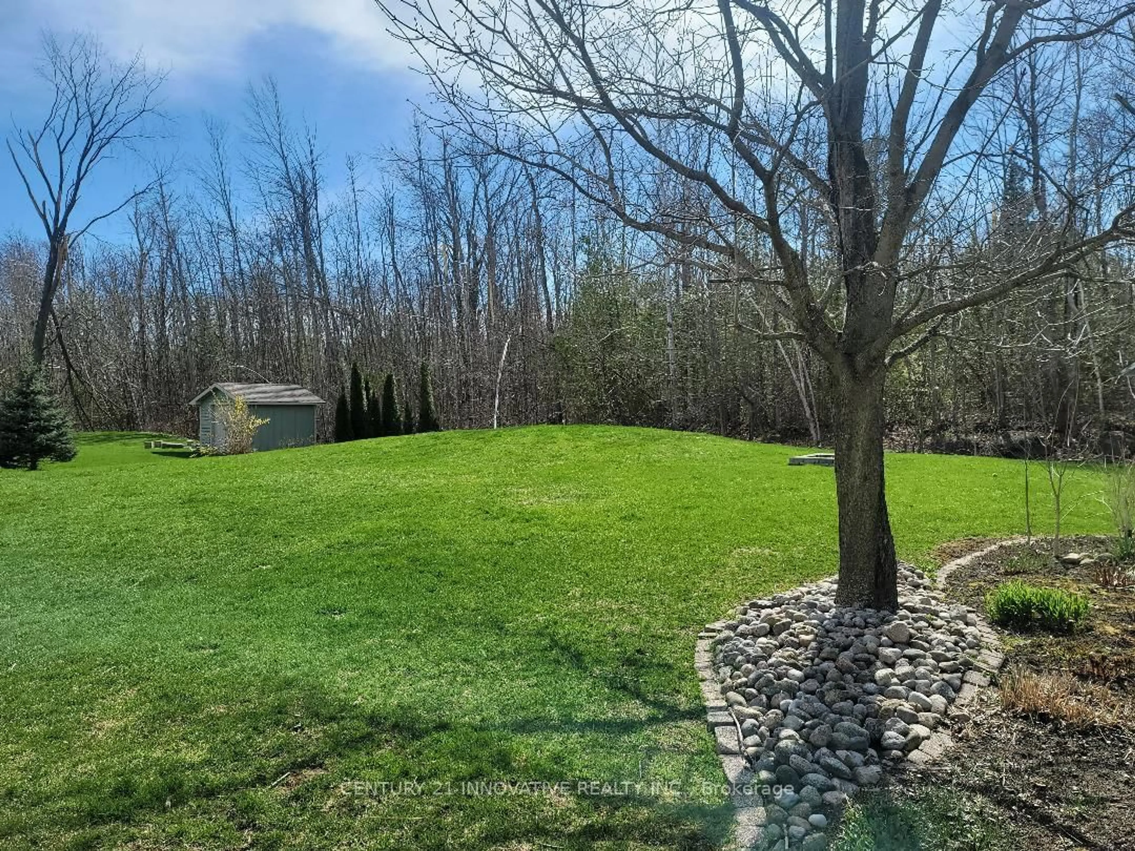 A pic from outside/outdoor area/front of a property/back of a property/a pic from drone, forest/trees view for 3678 Kimberley St, Innisfil Ontario L9S 2L3