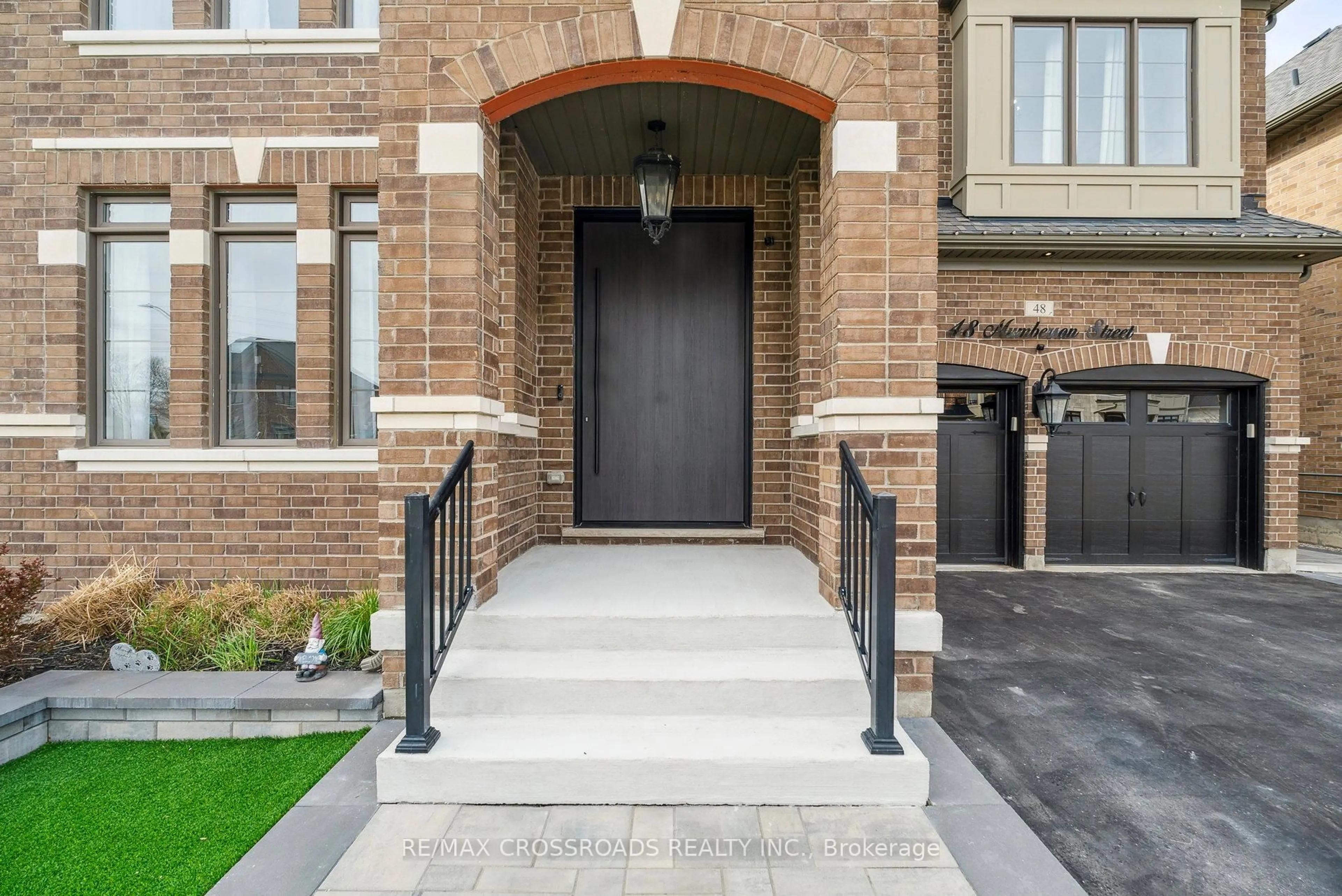Indoor entryway for 48 Mumberson St, Innisfil Ontario L0L 1L0
