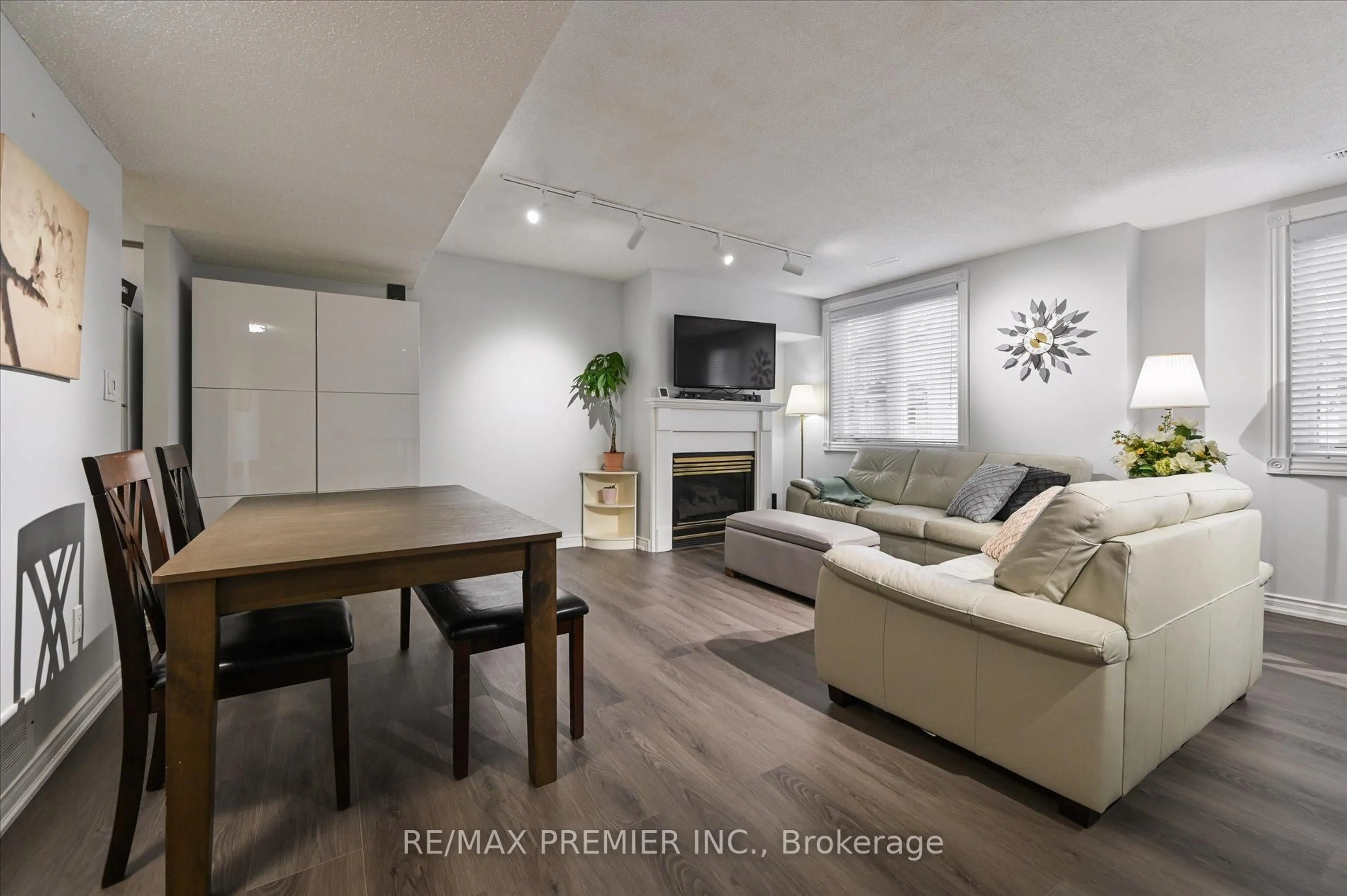 Living room with furniture, wood/laminate floor for 75 Weldrick Rd #206, Richmond Hill Ontario L4C 0H9