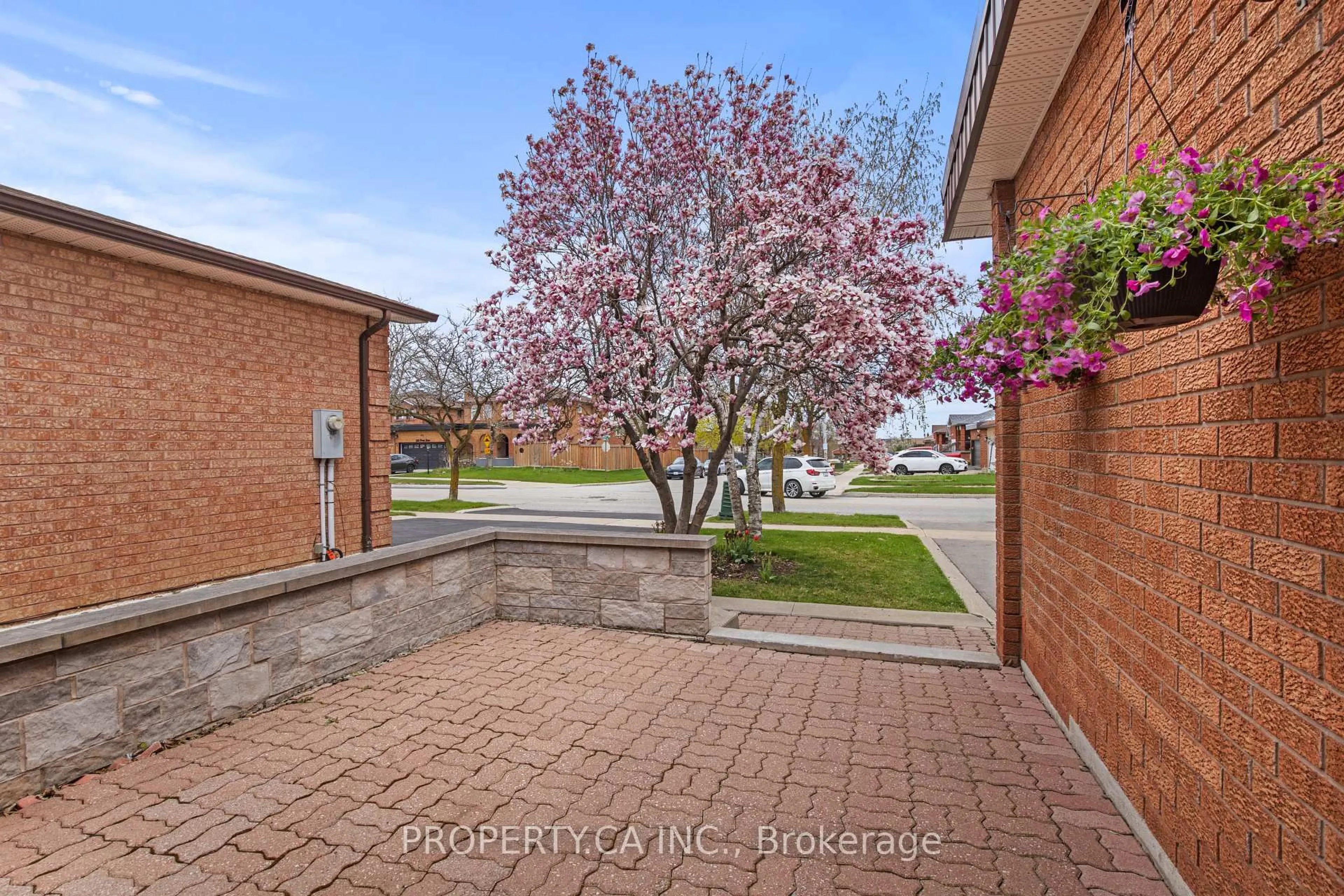 Patio, street for 115 Forest Dr, Vaughan Ontario L4L 3Z6