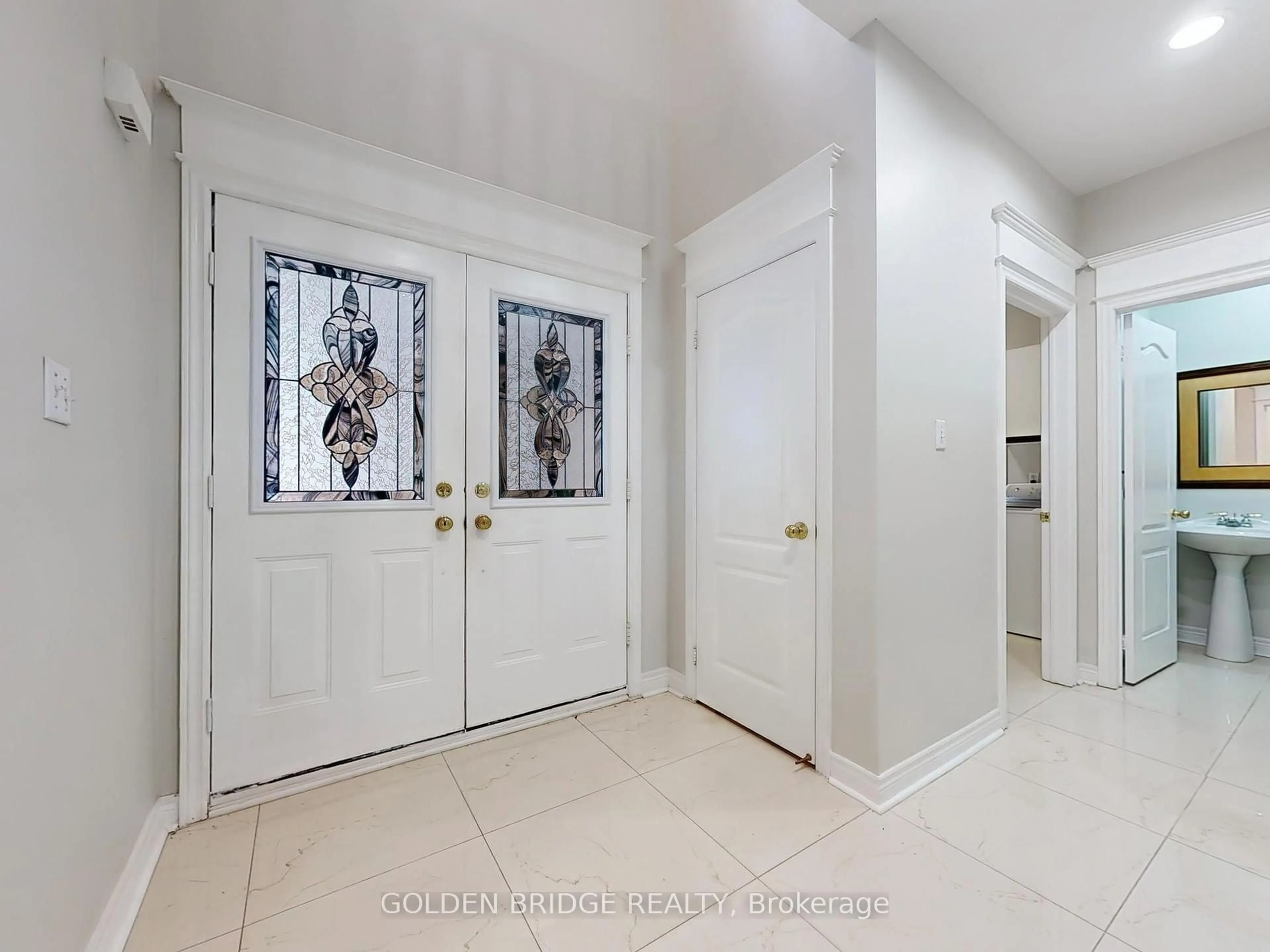 Indoor entryway for 150 Larratt Lane, Richmond Hill Ontario L4C 0E7