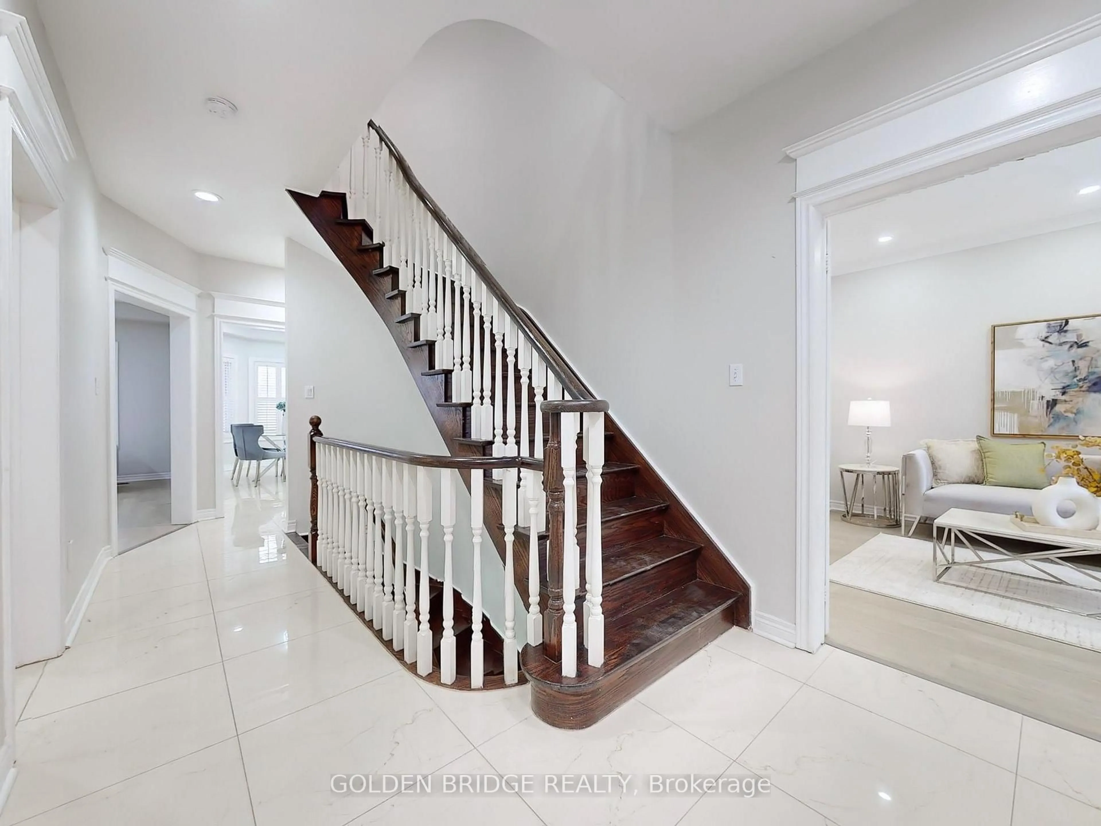 Stairs for 150 Larratt Lane, Richmond Hill Ontario L4C 0E7