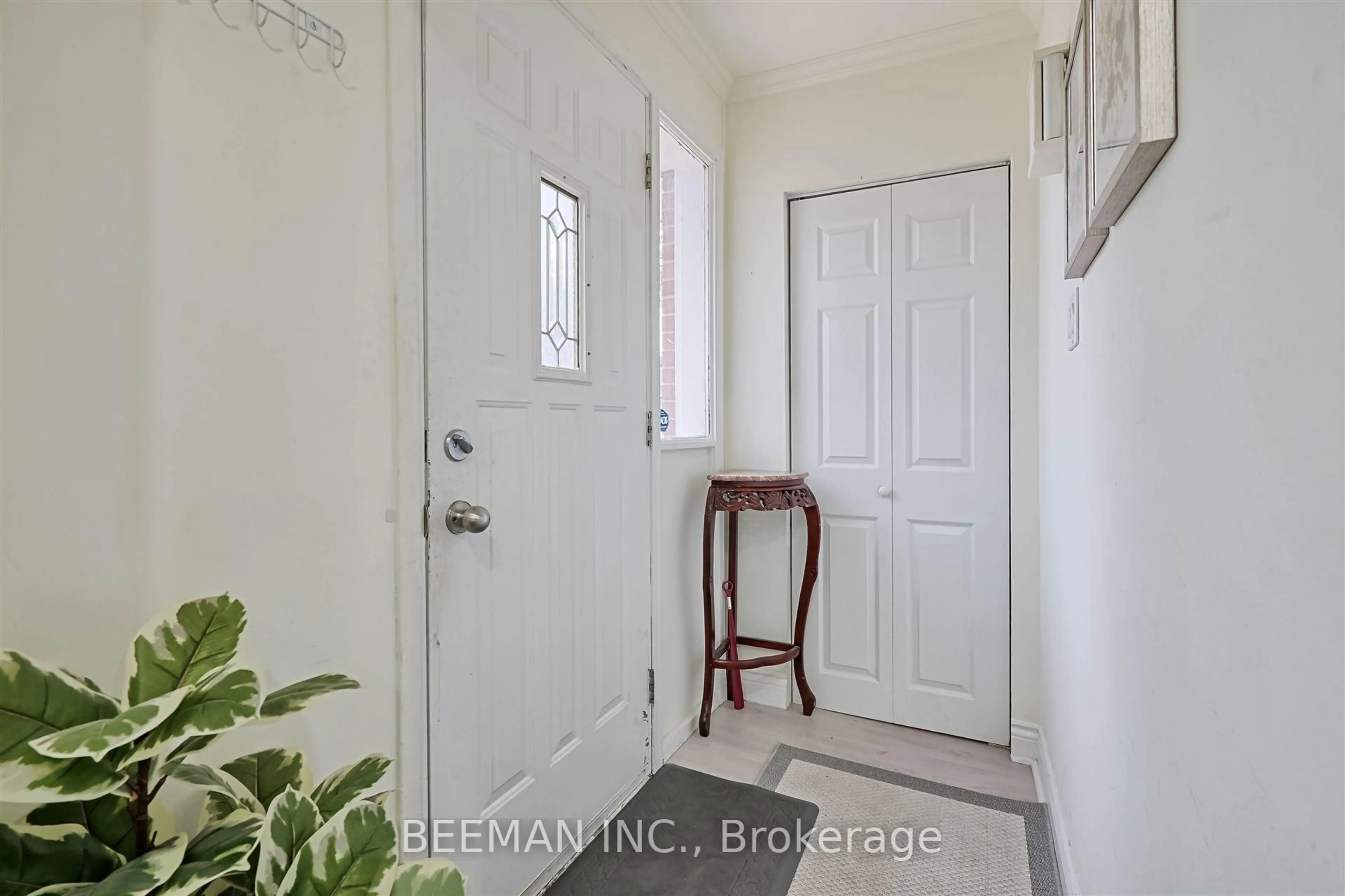 Indoor entryway for 277 Silverbirch Dr, Newmarket Ontario L3Y 2Z6