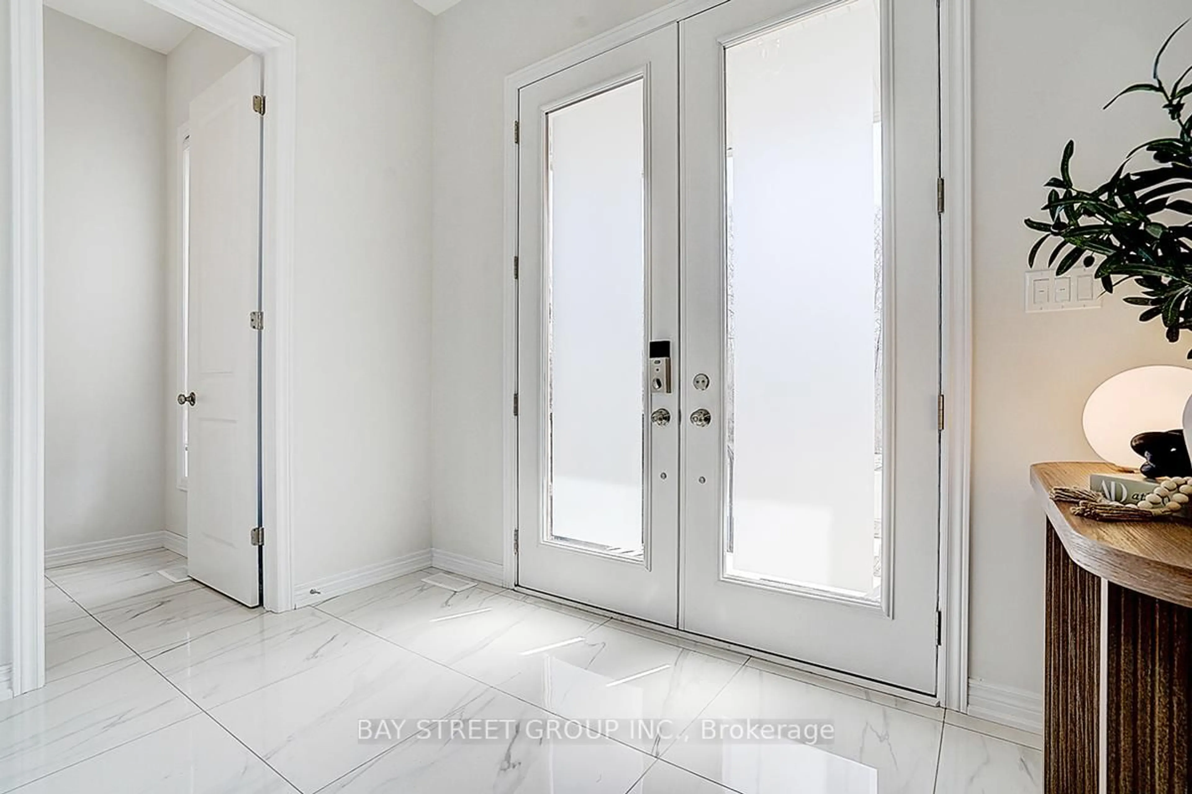Indoor entryway for 100 Woodhaven Ave, Aurora Ontario L4G 3Y2