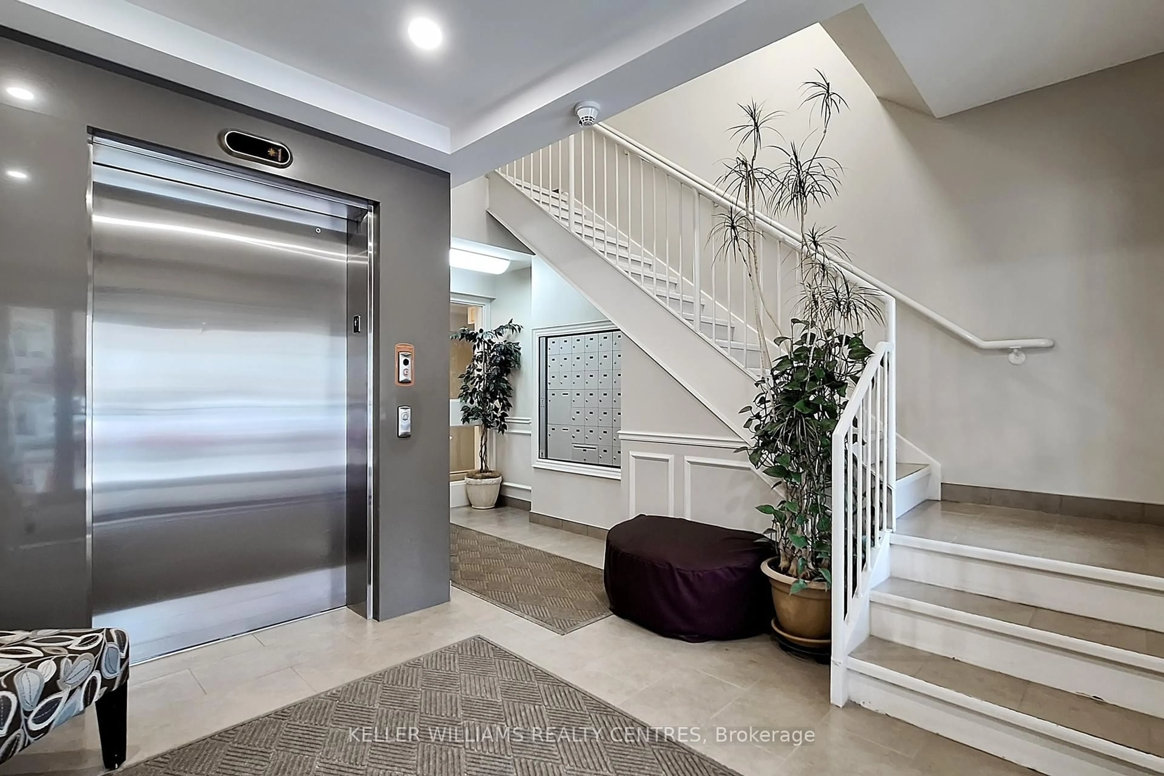 Indoor foyer for 2 Briar Hill Hts #302, New Tecumseth Ontario L9R 2H6