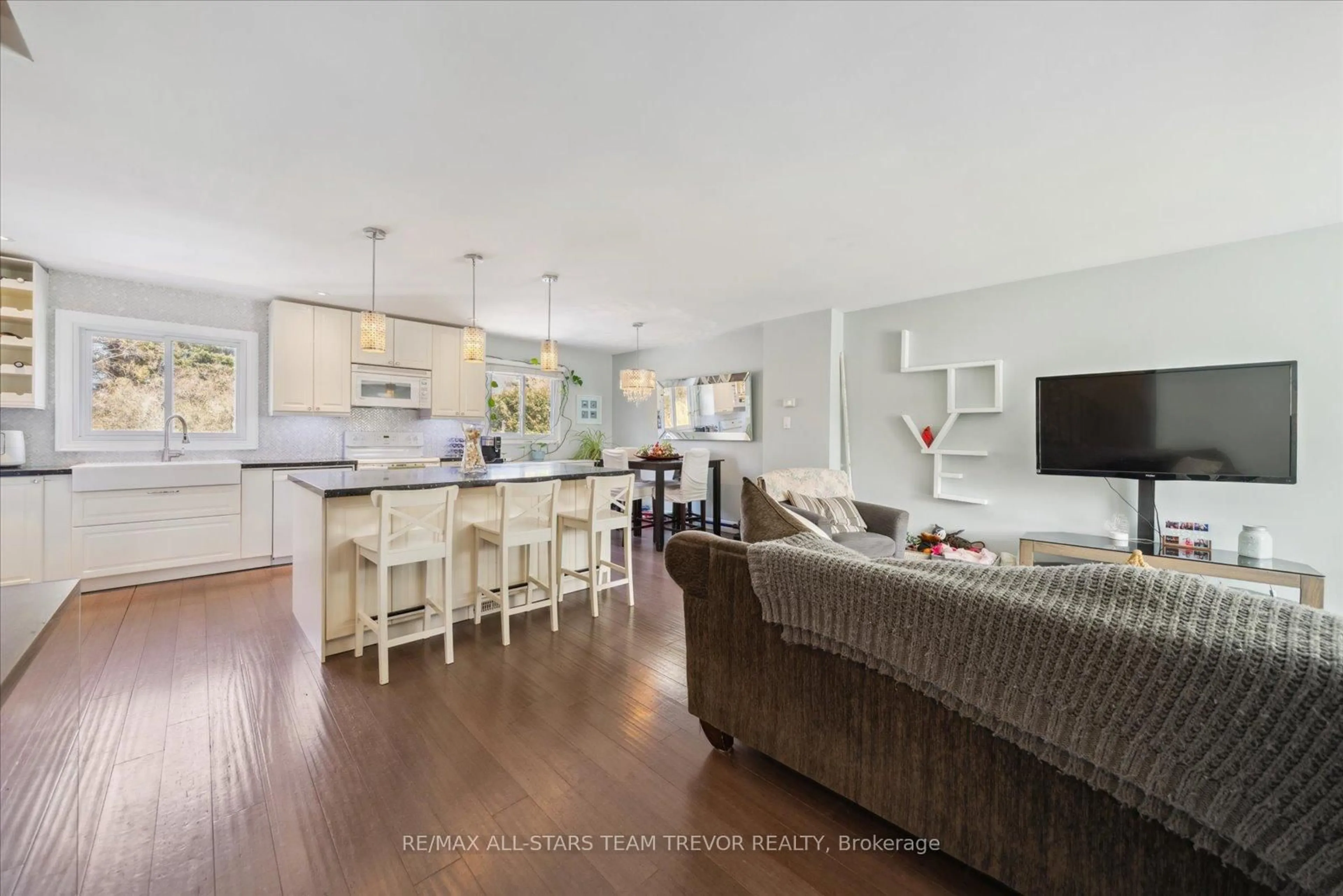 Open concept kitchen, unknown for 39 Campion Crt, Georgina Ontario L4P 3N1