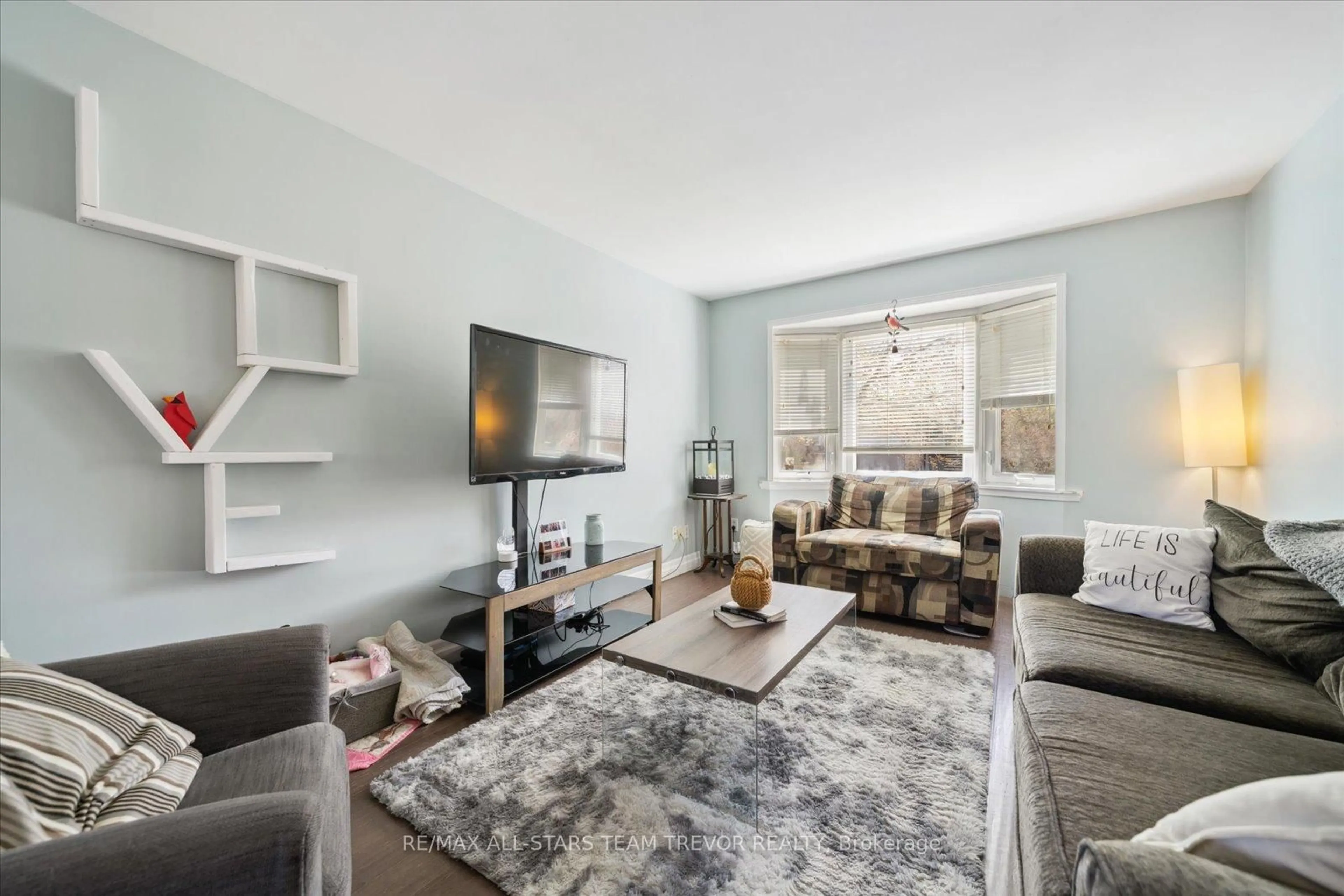 Living room with furniture, unknown for 39 Campion Crt, Georgina Ontario L4P 3N1