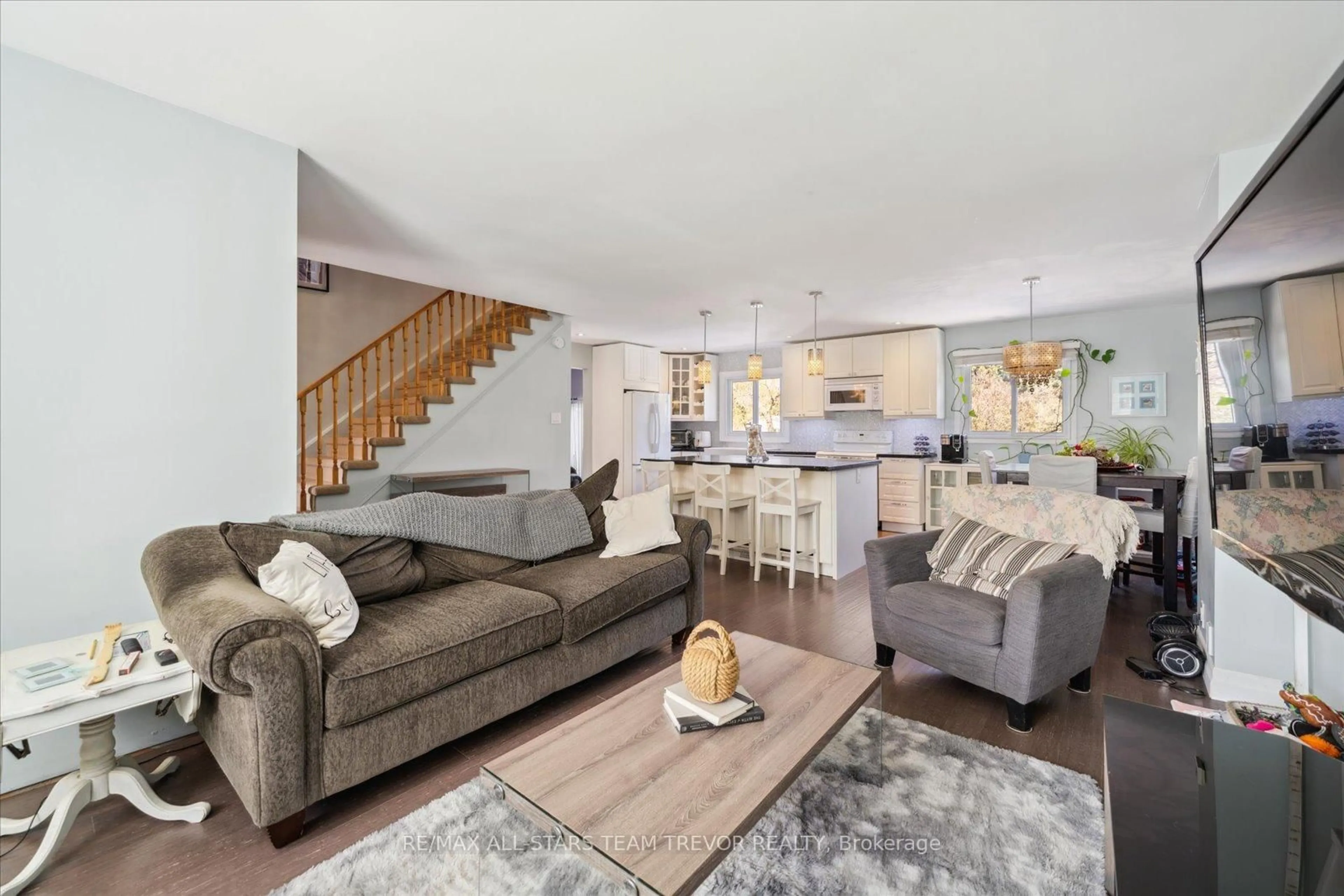 Living room with furniture, unknown for 39 Campion Crt, Georgina Ontario L4P 3N1