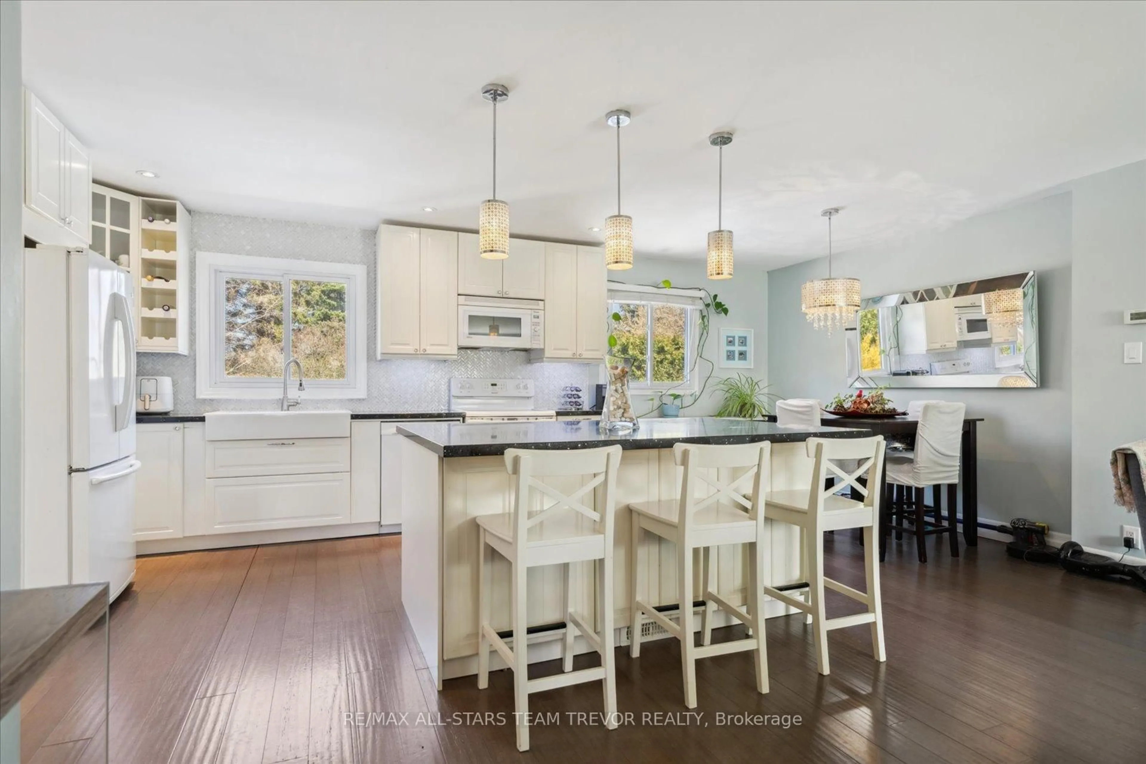 Open concept kitchen, unknown for 39 Campion Crt, Georgina Ontario L4P 3N1