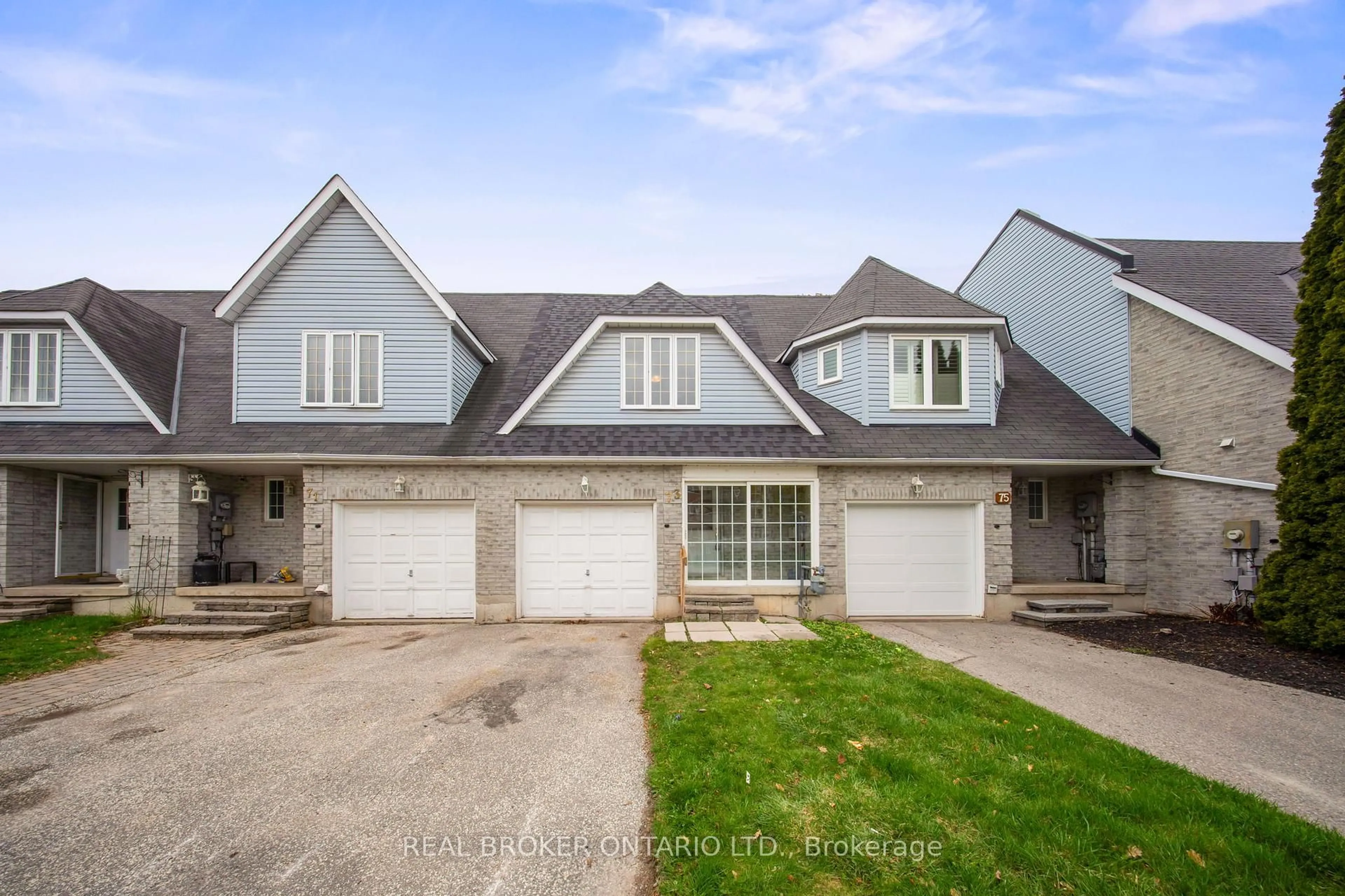 A pic from outside/outdoor area/front of a property/back of a property/a pic from drone, street for 73 Oak Ridge Crt, East Gwillimbury Ontario L9N 1R5
