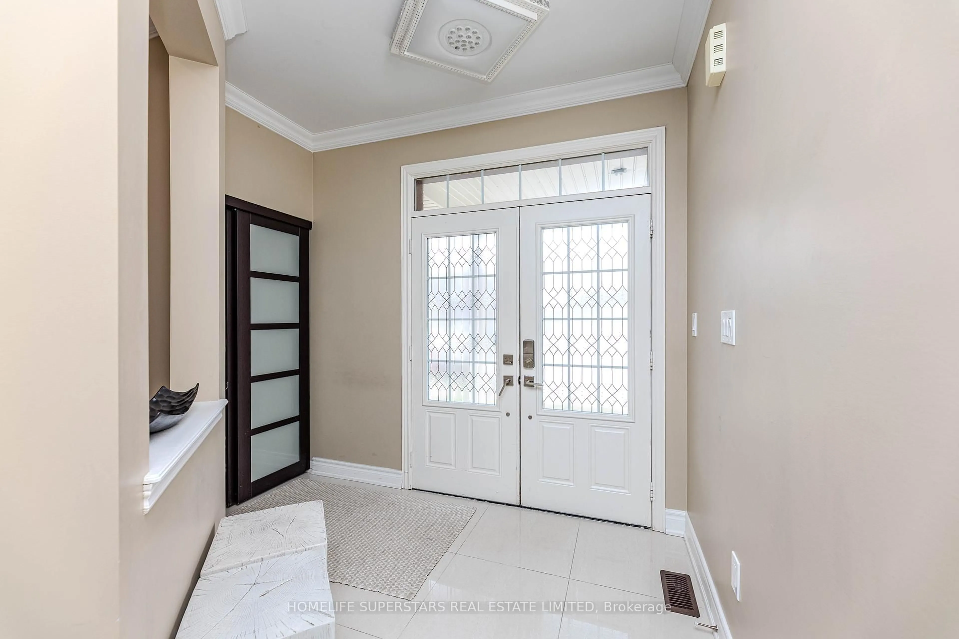 Indoor entryway for 50 Romanelli Cres, Bradford West Gwillimbury Ontario L3Z 0X7