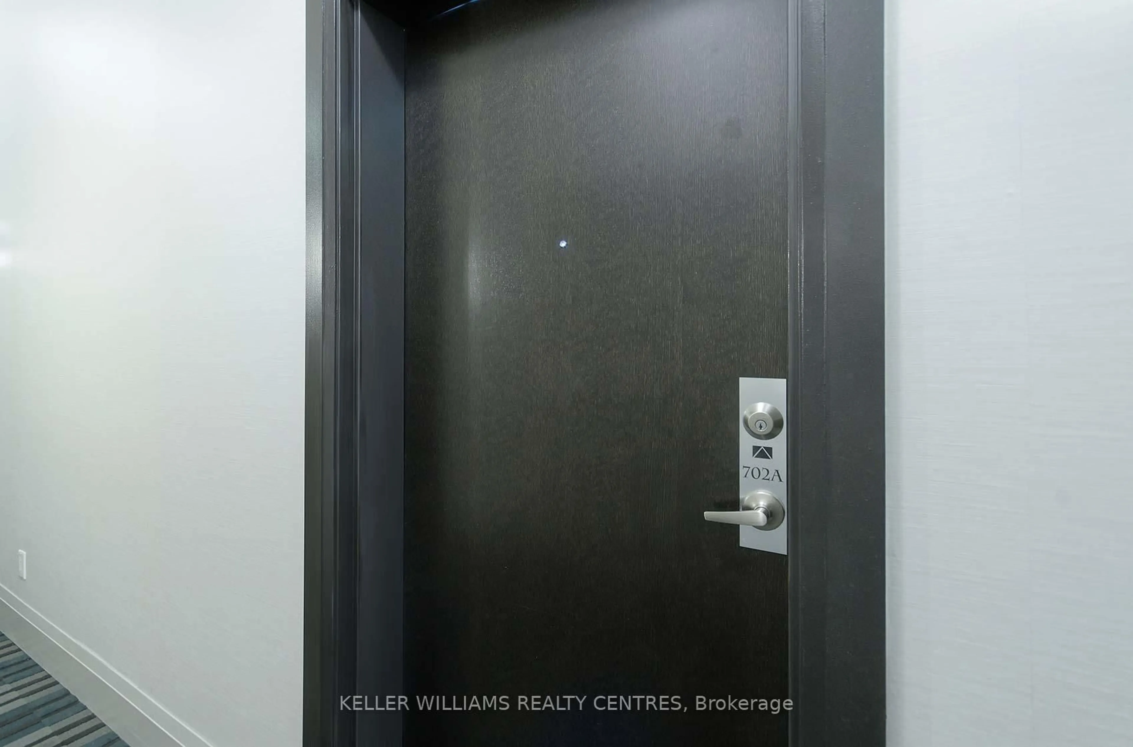 Indoor entryway for 15277 Yonge St #702A, Aurora Ontario L4G 1Y3