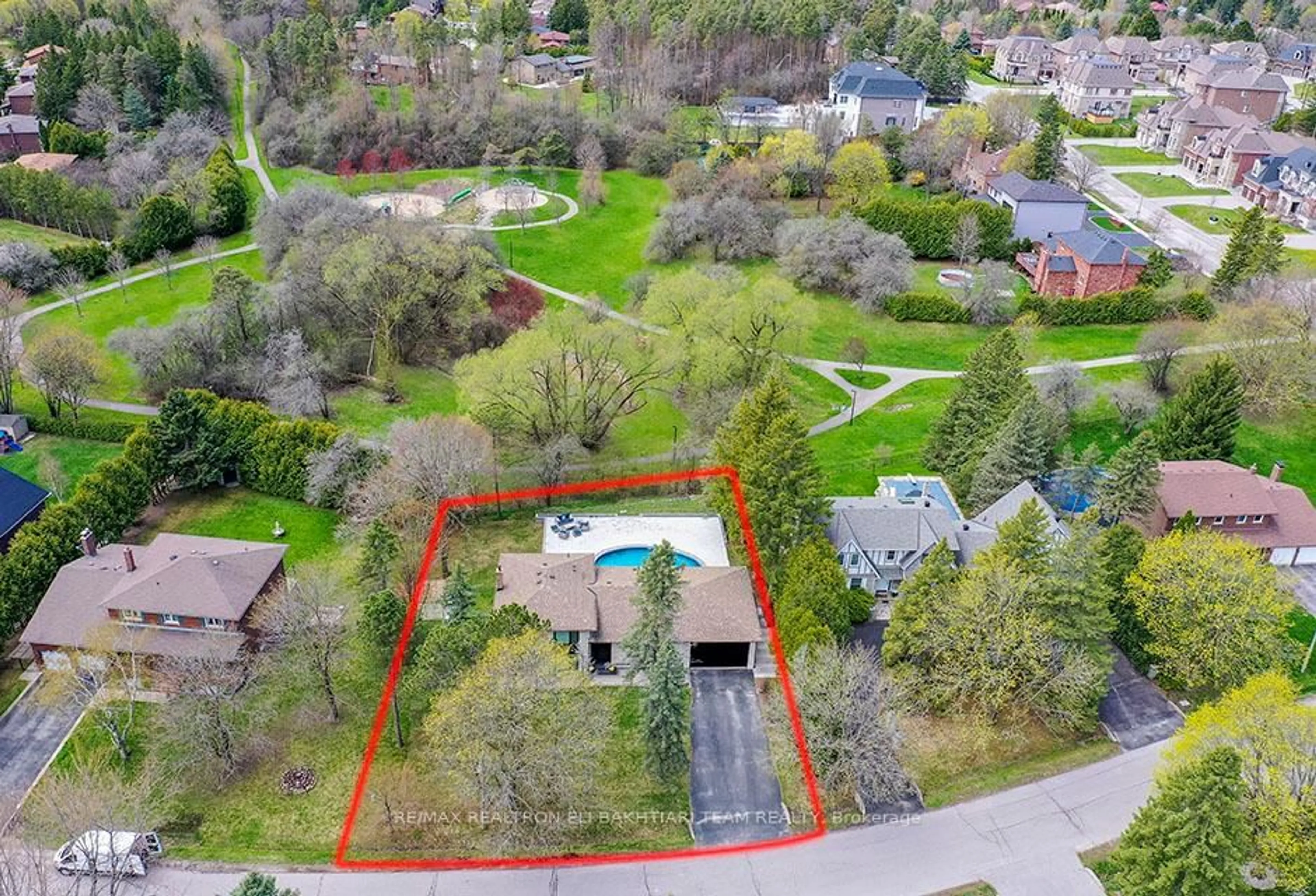 A pic from outside/outdoor area/front of a property/back of a property/a pic from drone, unknown for 56 Cynthia Cres, Richmond Hill Ontario L4E 2P9