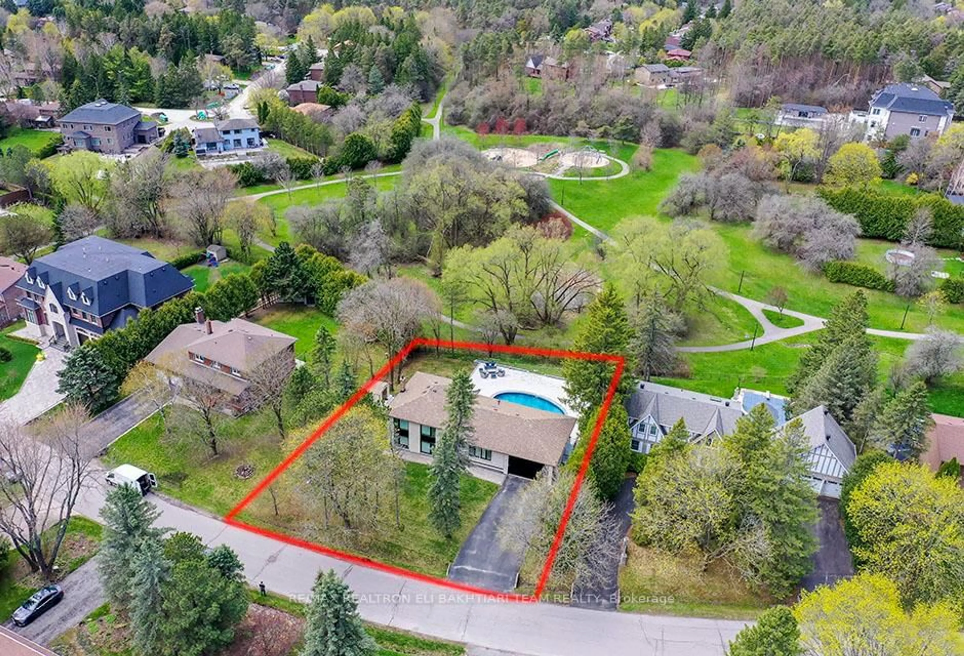 A pic from outside/outdoor area/front of a property/back of a property/a pic from drone, street for 56 Cynthia Cres, Richmond Hill Ontario L4E 2P9