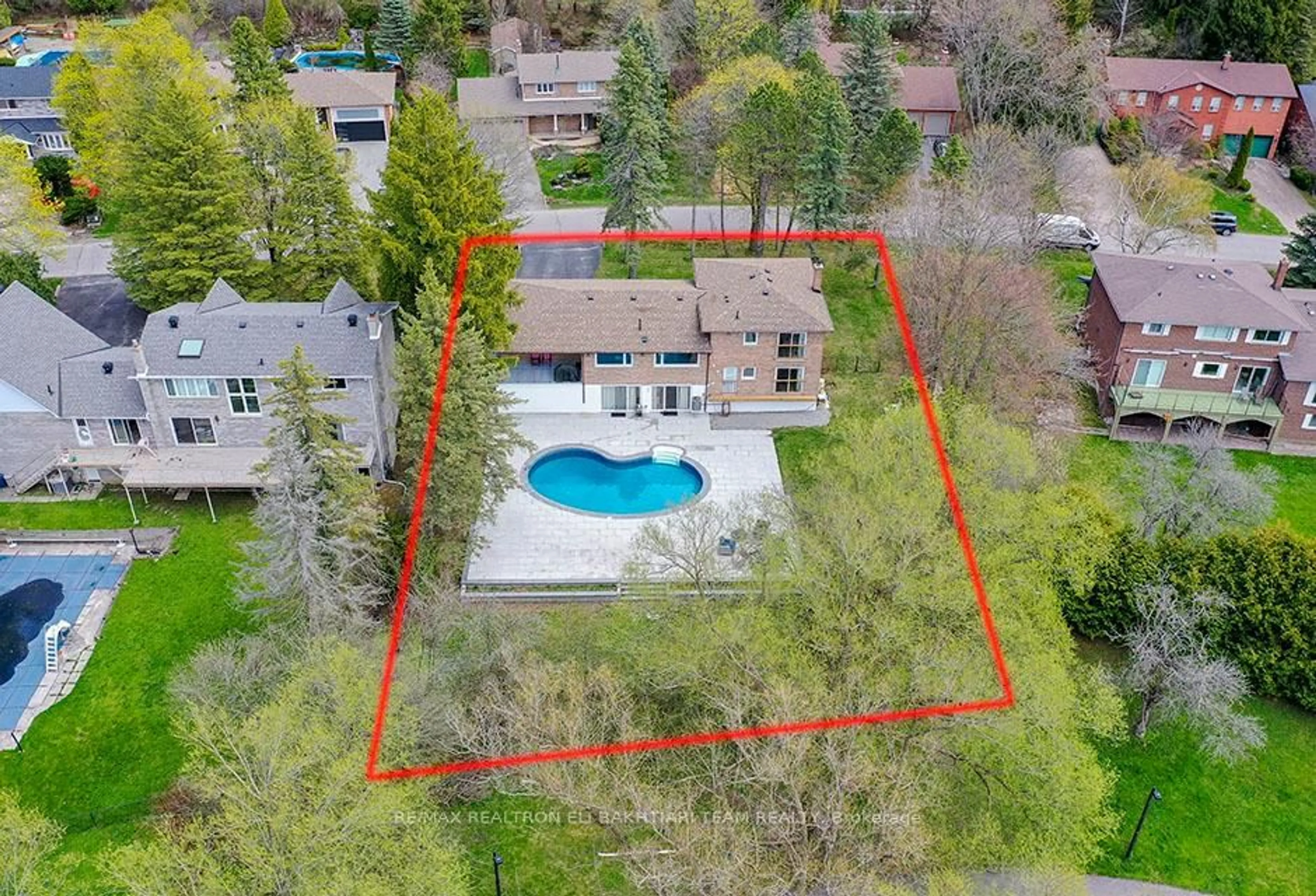A pic from outside/outdoor area/front of a property/back of a property/a pic from drone, unknown for 56 Cynthia Cres, Richmond Hill Ontario L4E 2P9