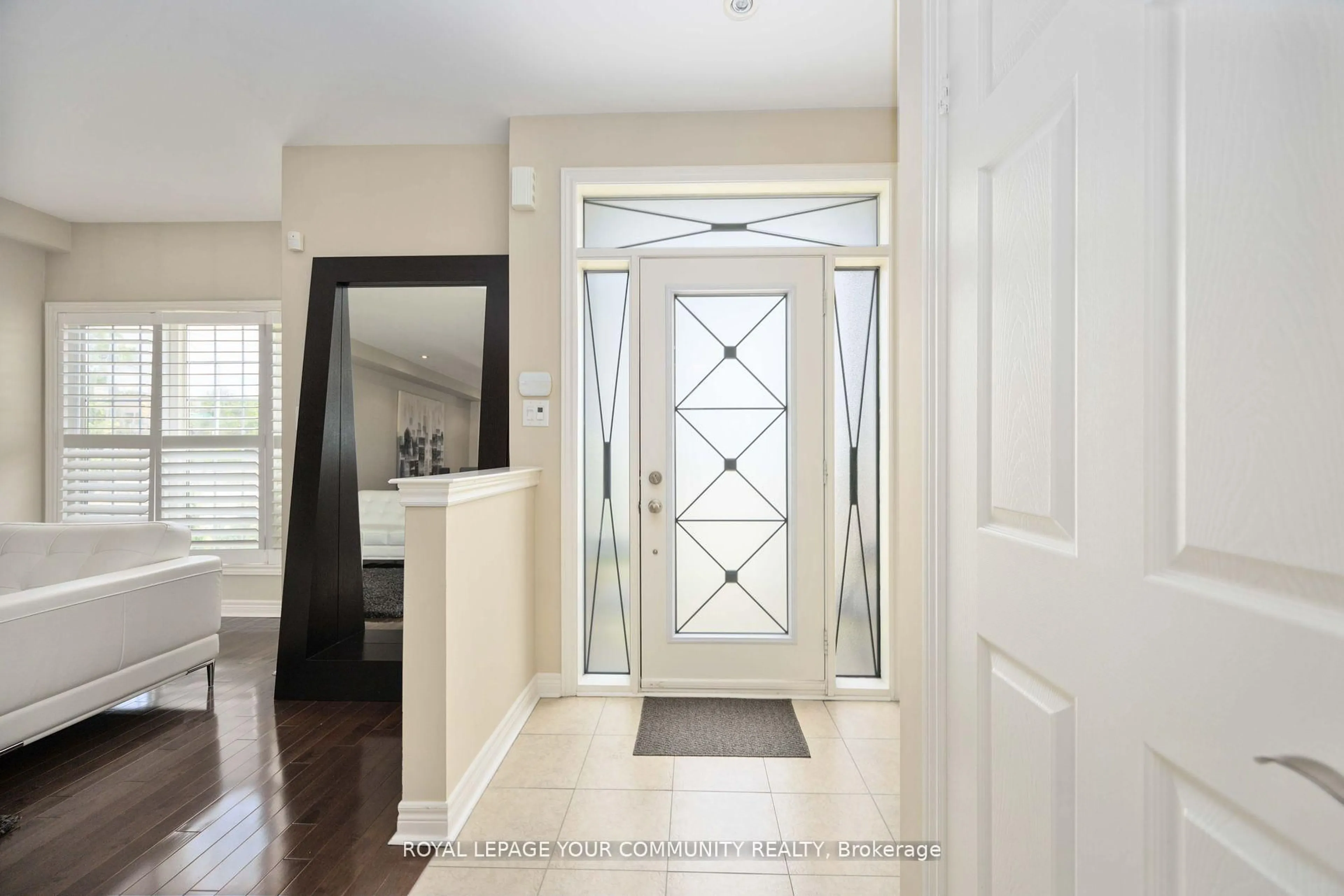 Indoor entryway for 8900 Bathurst St #37, Vaughan Ontario L4J 8A7