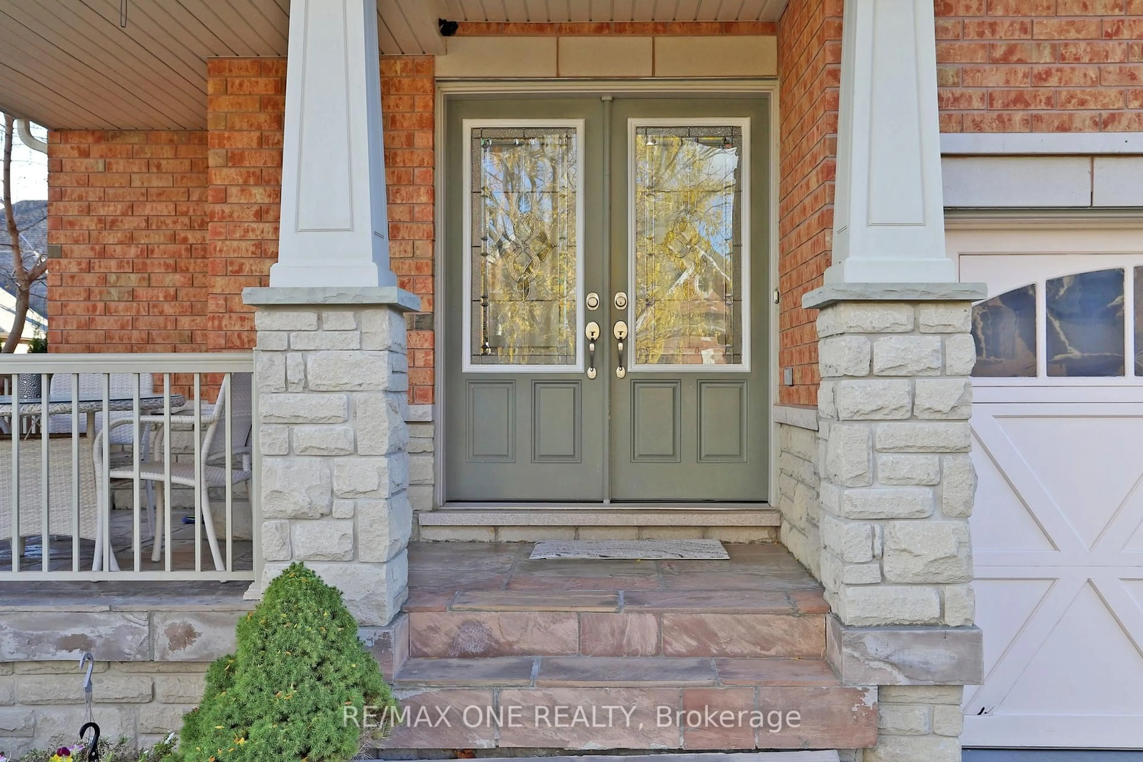 Indoor entryway for 45 Mapleton Mills Dr, King Ontario L0G 1T0