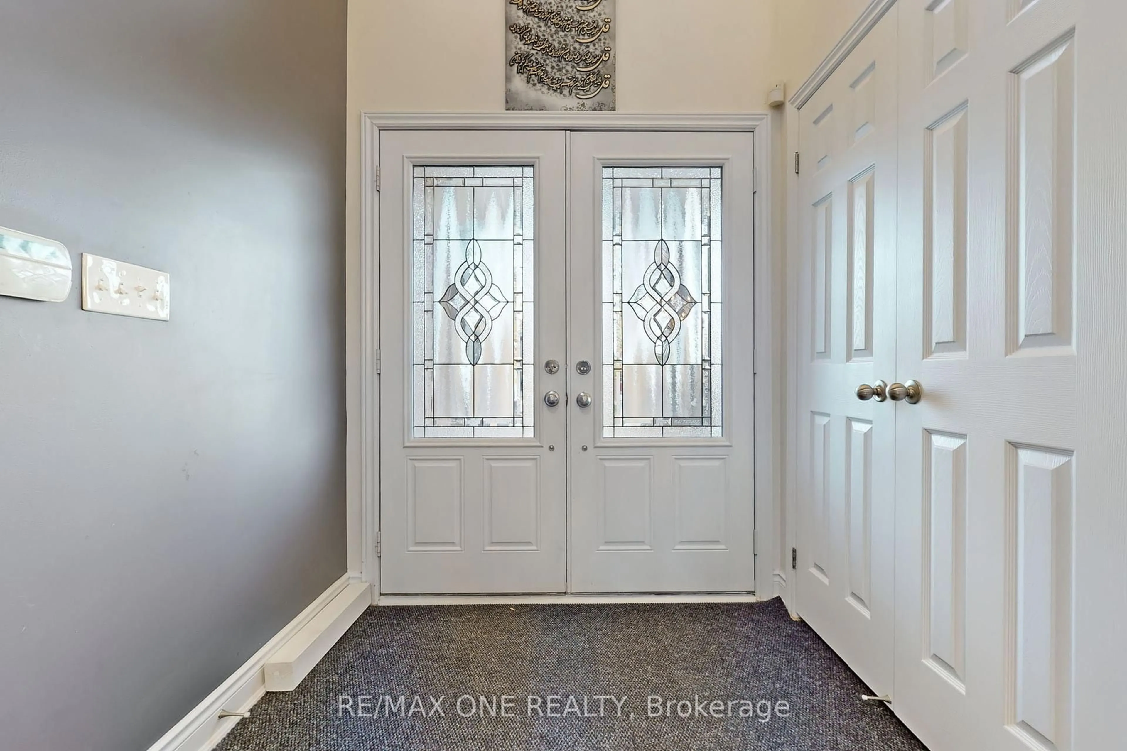 Indoor entryway for 45 Mapleton Mills Dr, King Ontario L0G 1T0