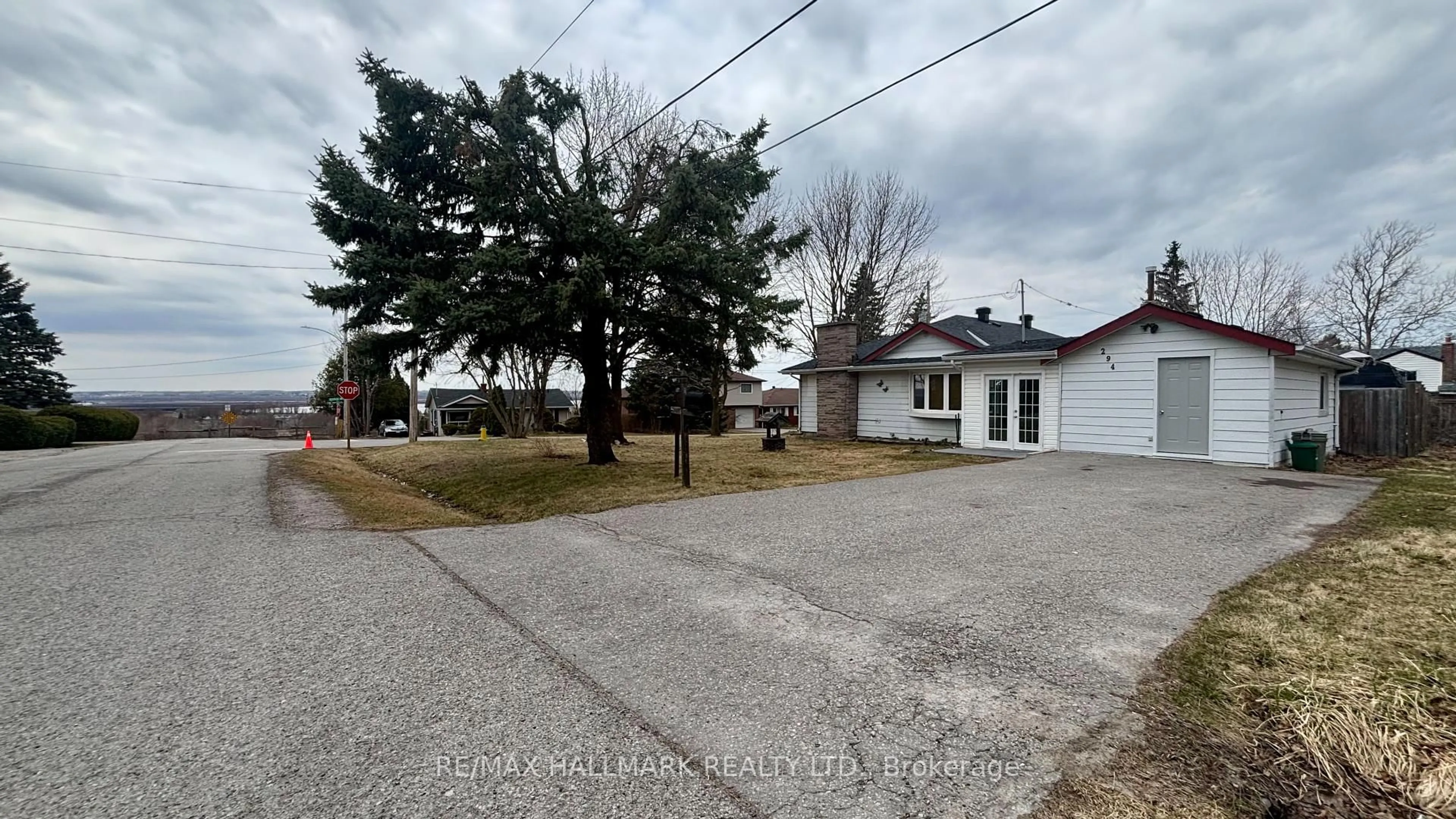 A pic from outside/outdoor area/front of a property/back of a property/a pic from drone, street for 294 Mcmillan Dr, Georgina Ontario L4P 3C5