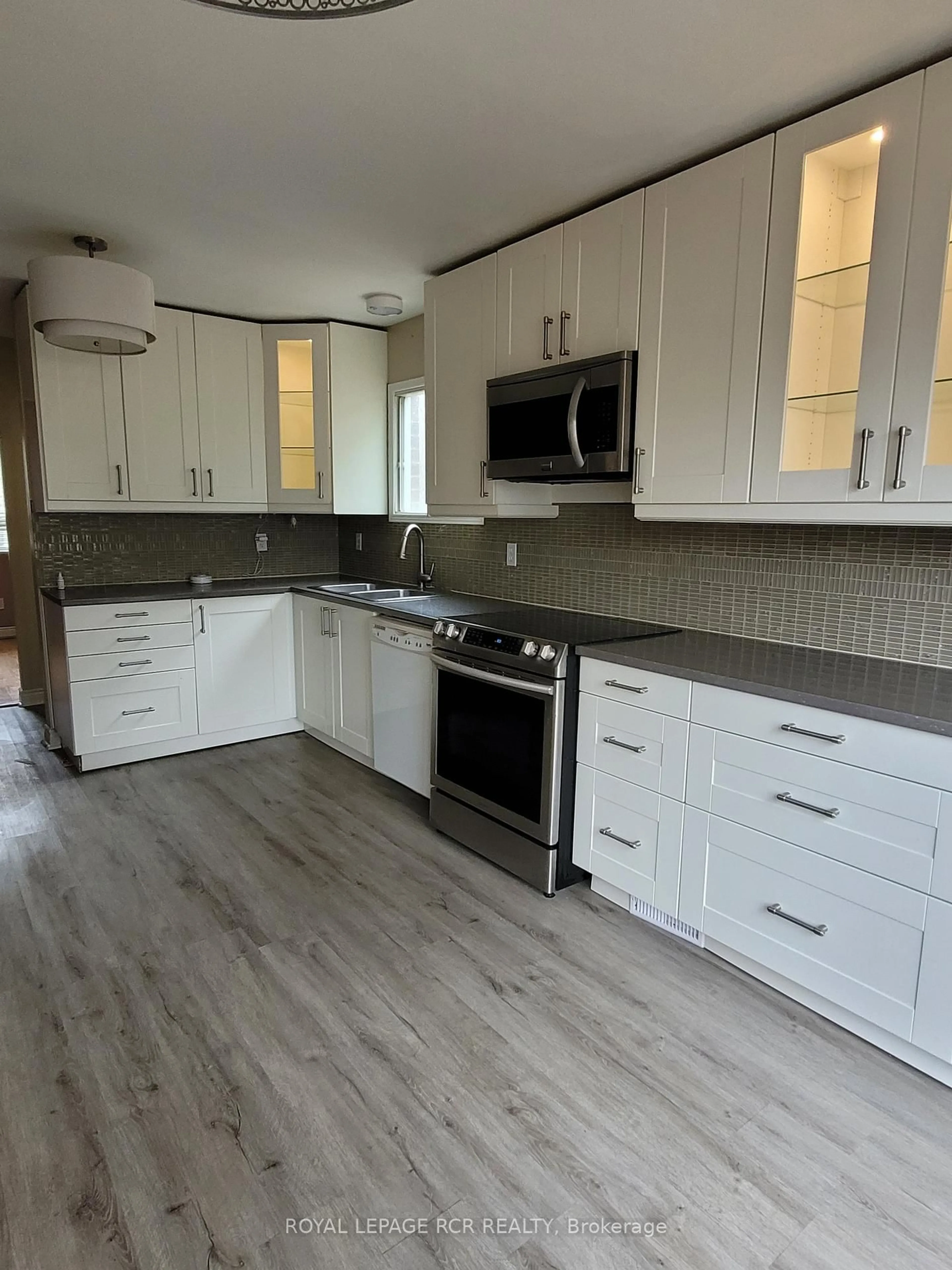 Open concept kitchen, wood/laminate floor for 10 Lepard Cres, East Gwillimbury Ontario L9N 1G3