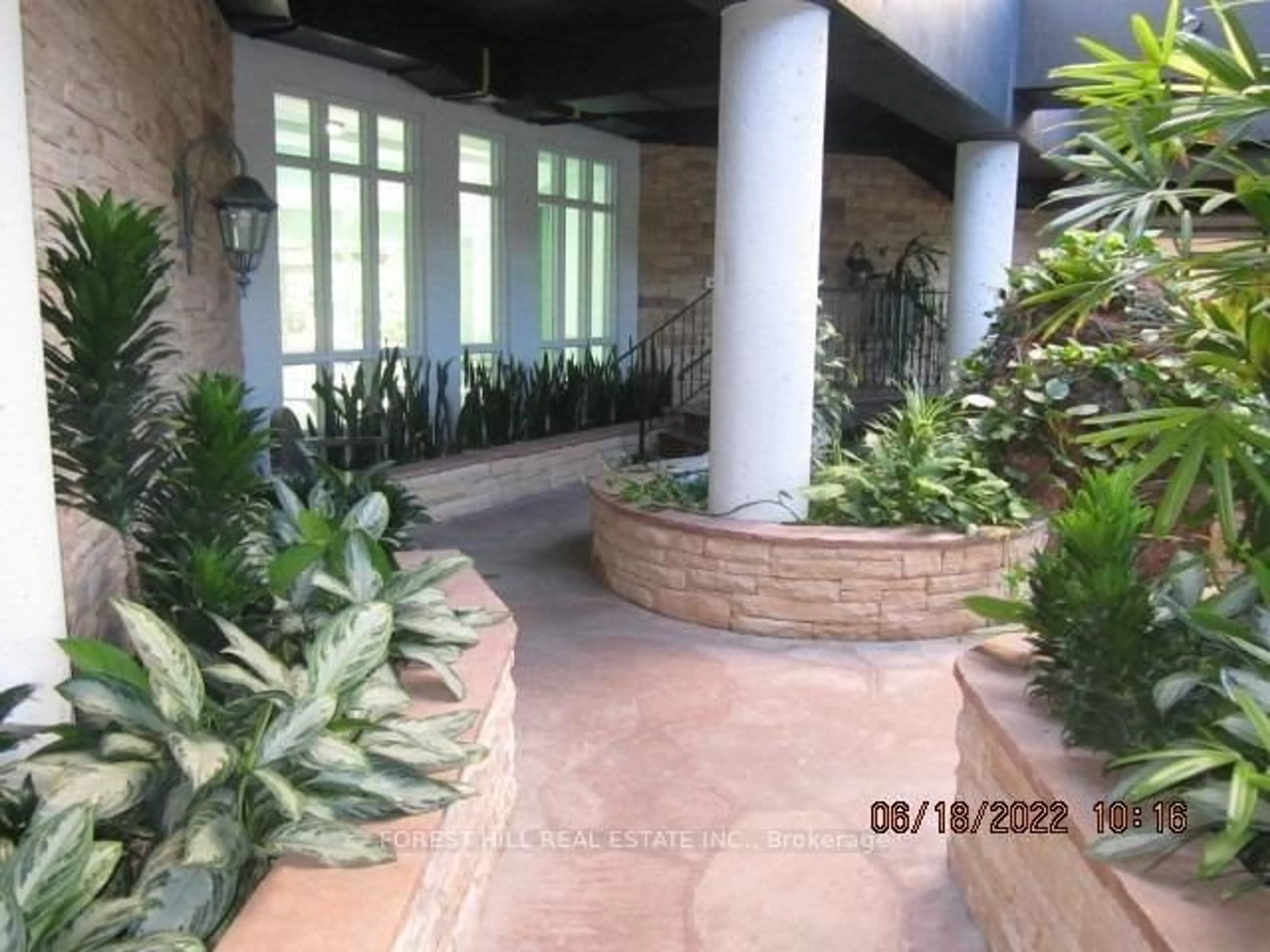 Indoor foyer for 11 Townsgate Dr #1008, Vaughan Ontario L4J 8G4