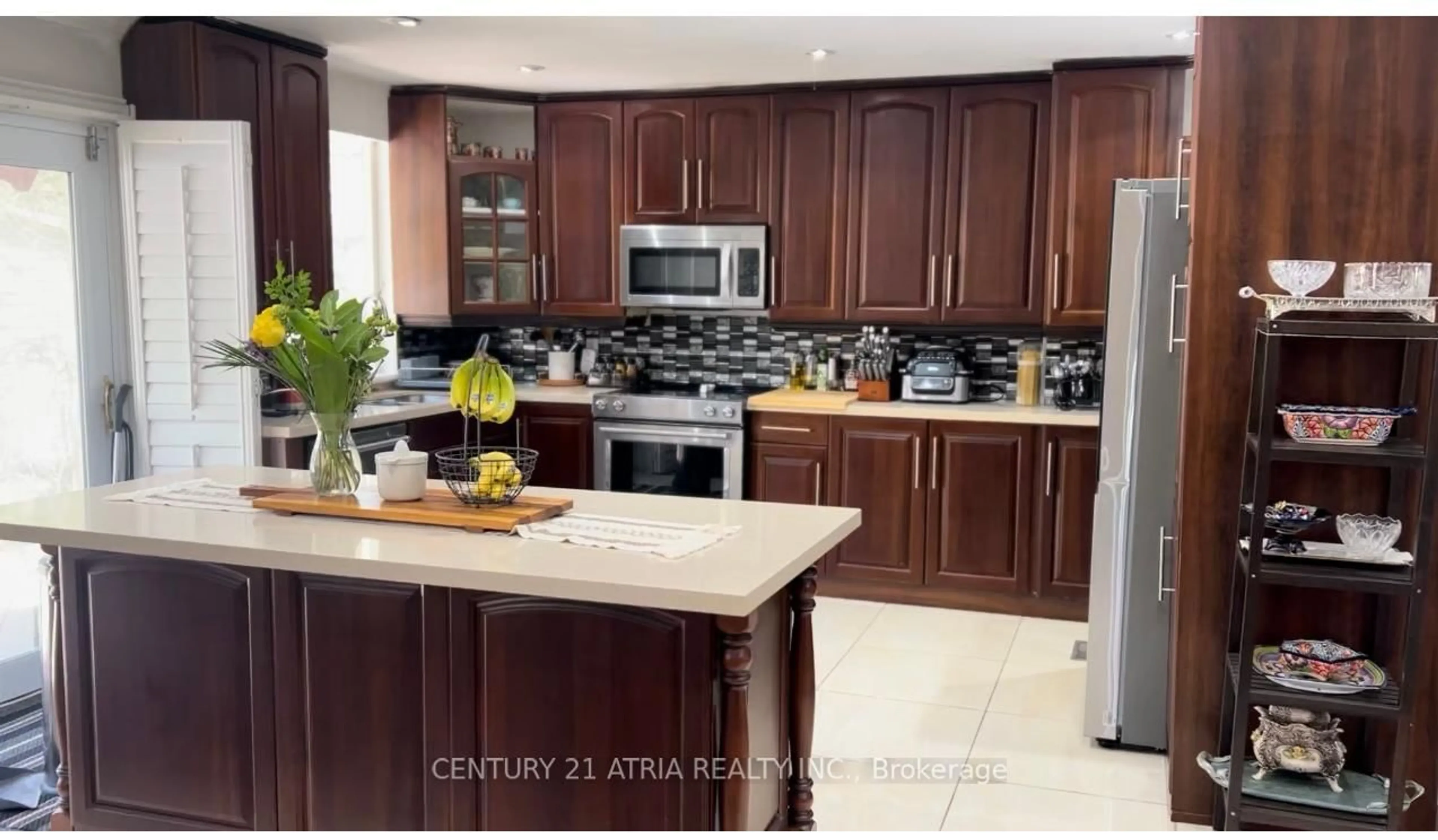 Open concept kitchen, ceramic/tile floor for 71 Laureleaf Rd, Markham Ontario L3T 2Y3
