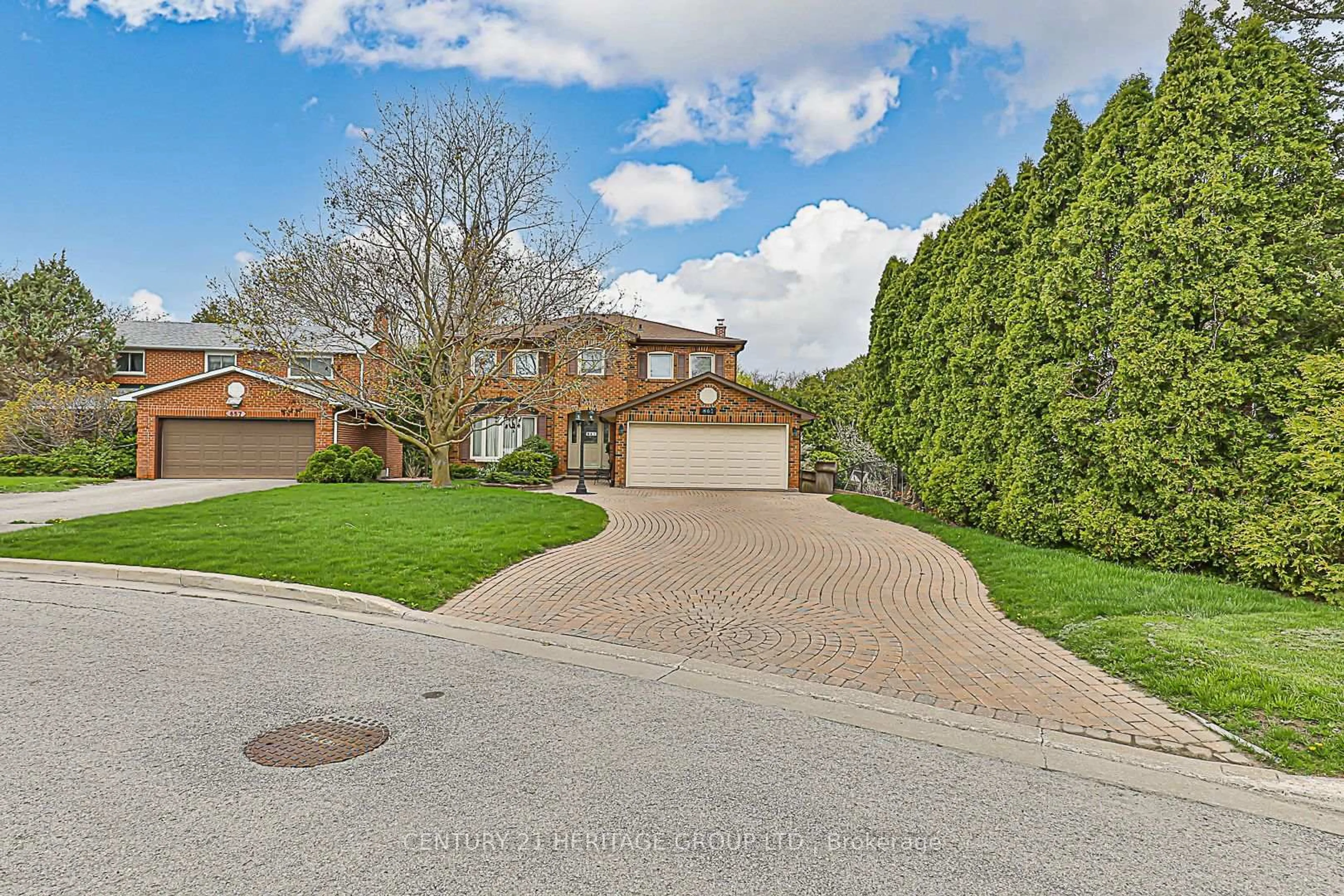 A pic from outside/outdoor area/front of a property/back of a property/a pic from drone, street for 861 Columbia Crt, Newmarket Ontario L3Y 6L6