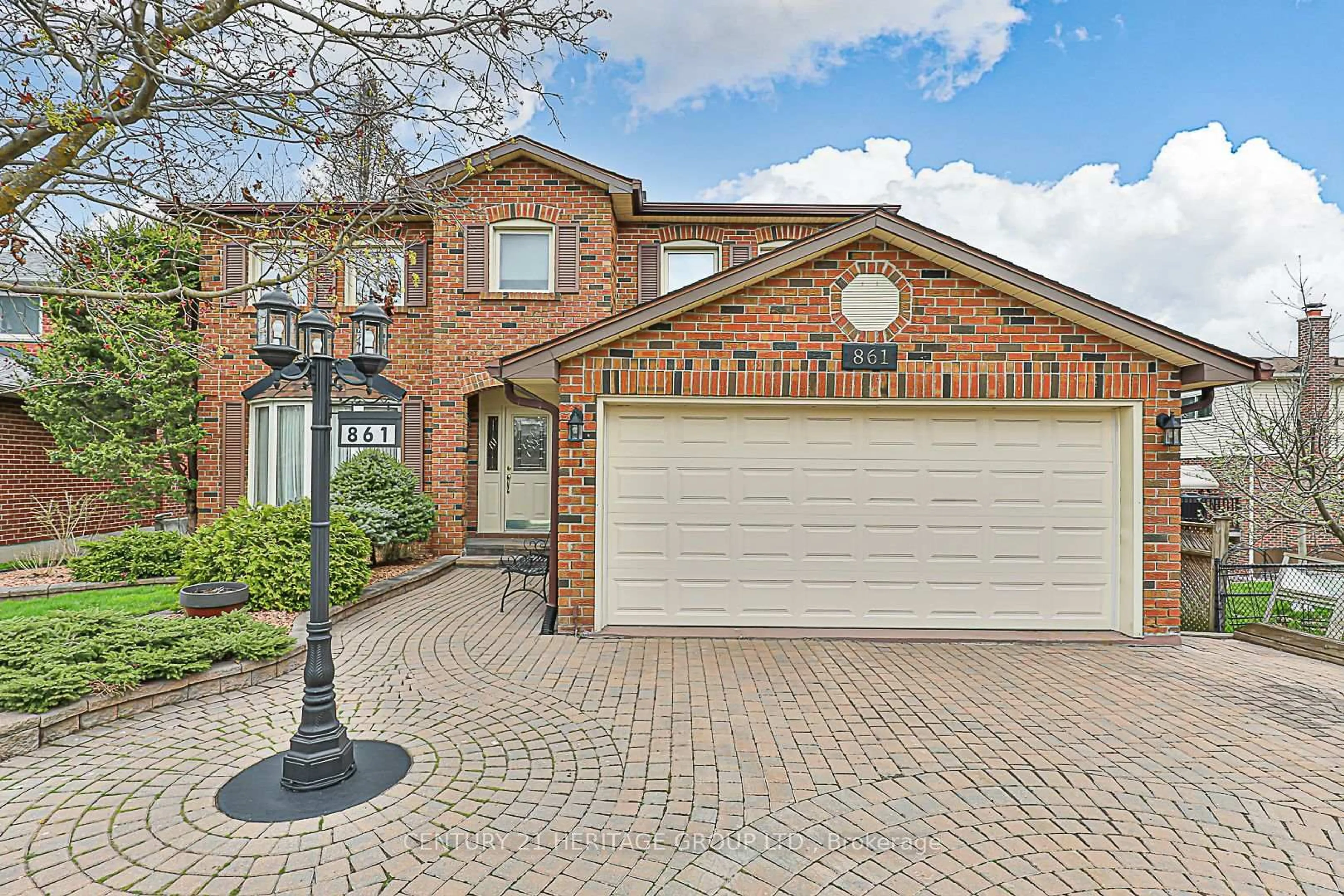 Home with brick exterior material, street for 861 Columbia Crt, Newmarket Ontario L3Y 6L6
