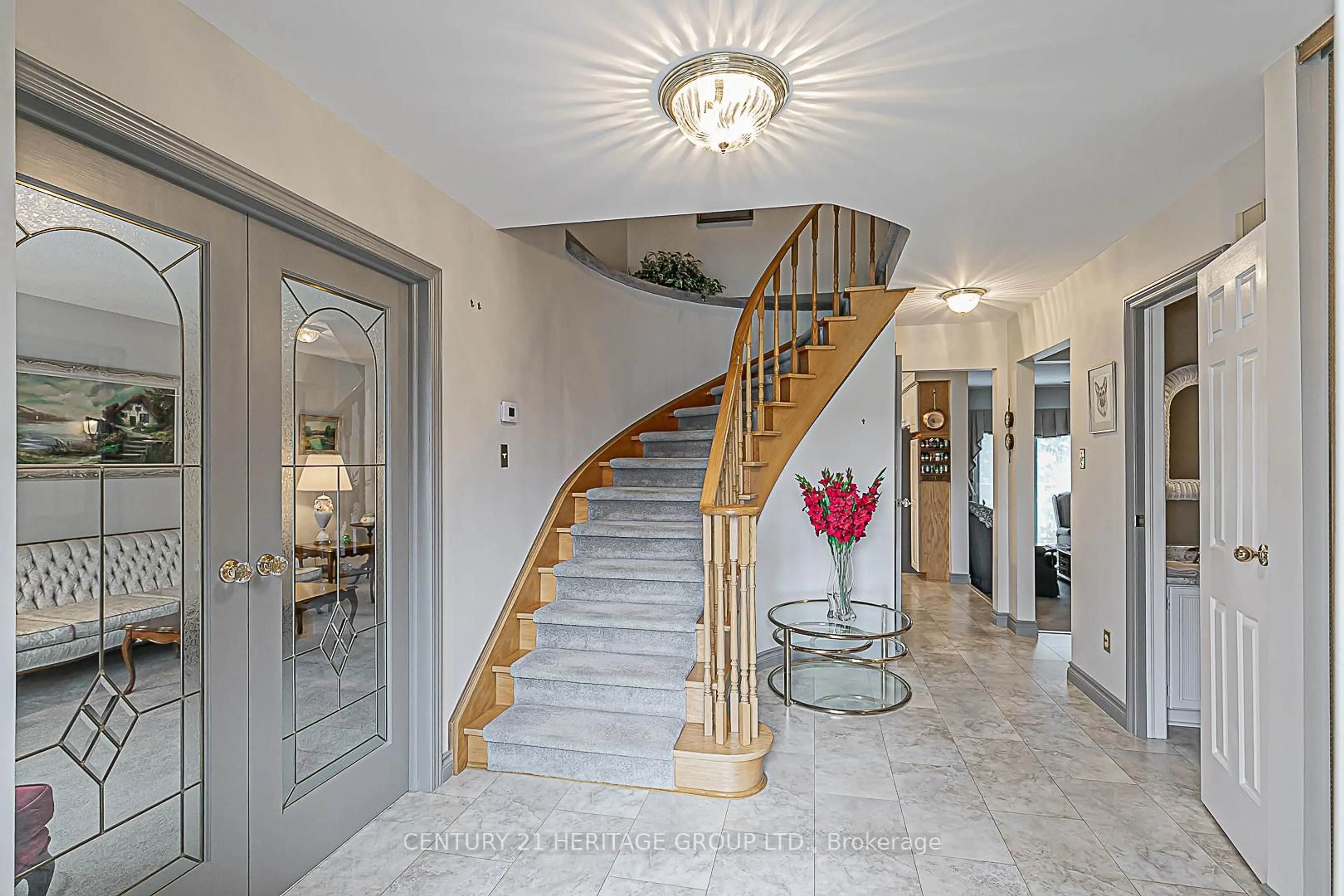 Indoor foyer for 861 Columbia Crt, Newmarket Ontario L3Y 6L6