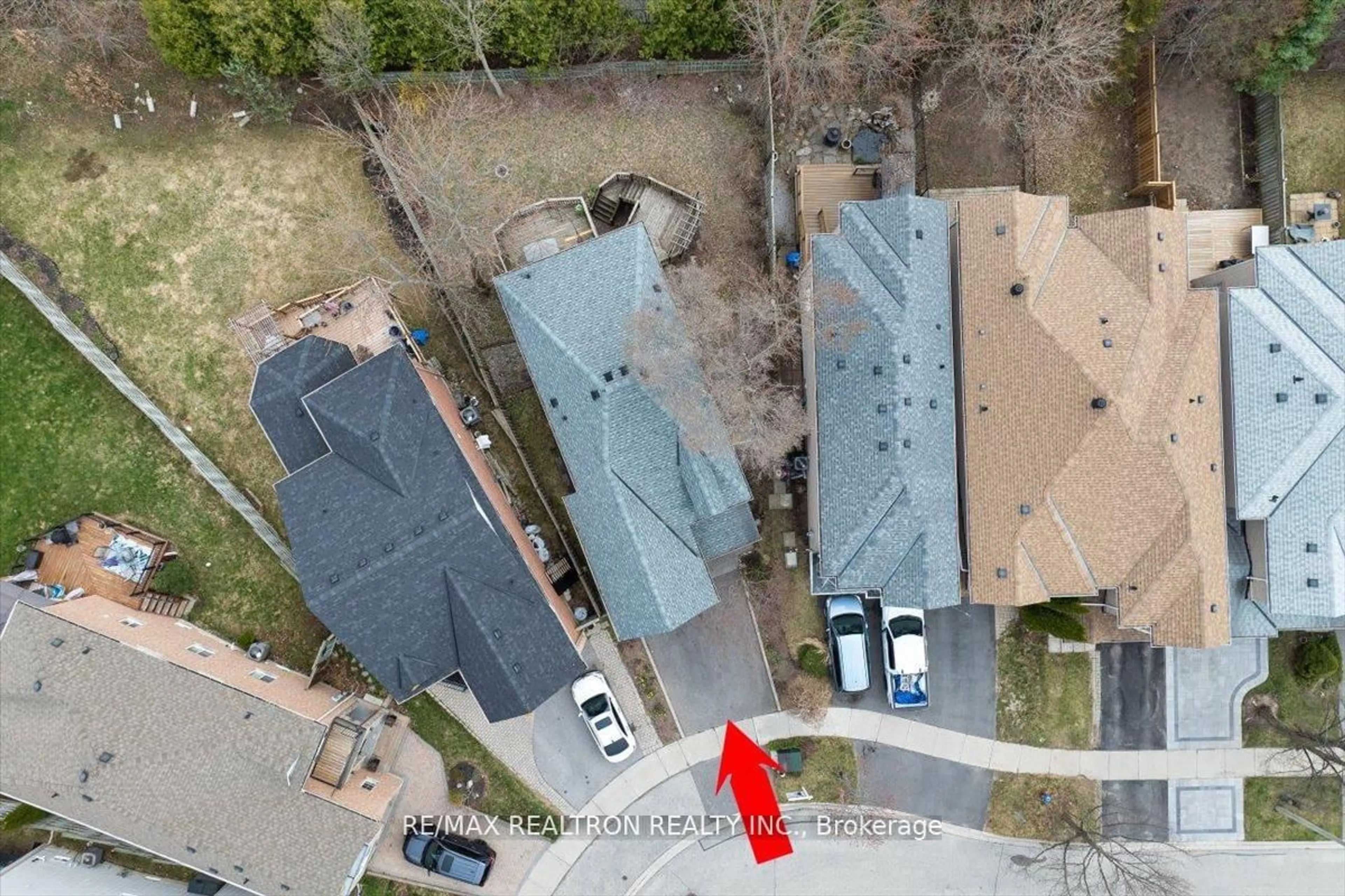 A pic from outside/outdoor area/front of a property/back of a property/a pic from drone, street for 52 Carousel Cres, Richmond Hill Ontario L4E 3X6