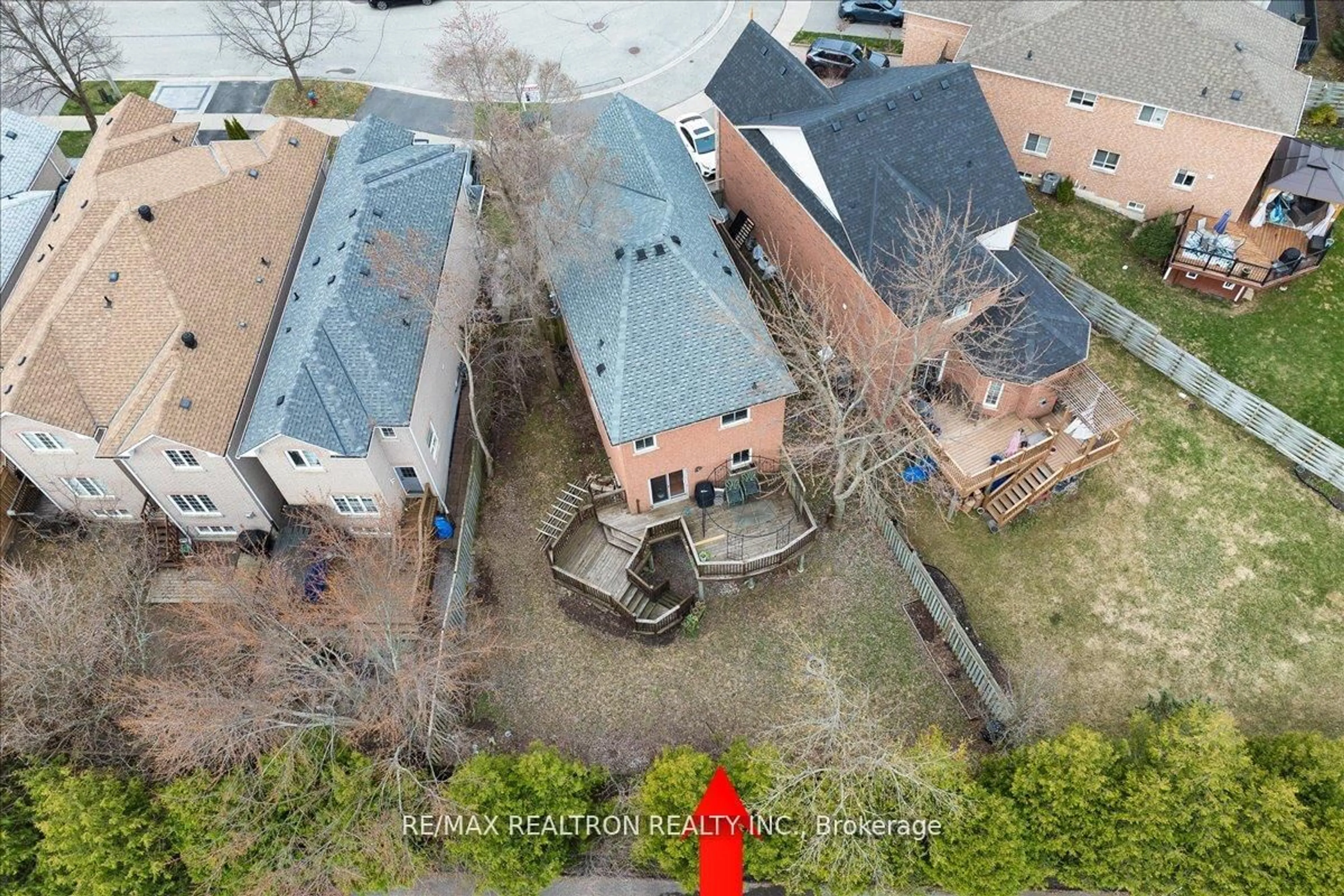 A pic from outside/outdoor area/front of a property/back of a property/a pic from drone, city buildings view from balcony for 52 Carousel Cres, Richmond Hill Ontario L4E 3X6